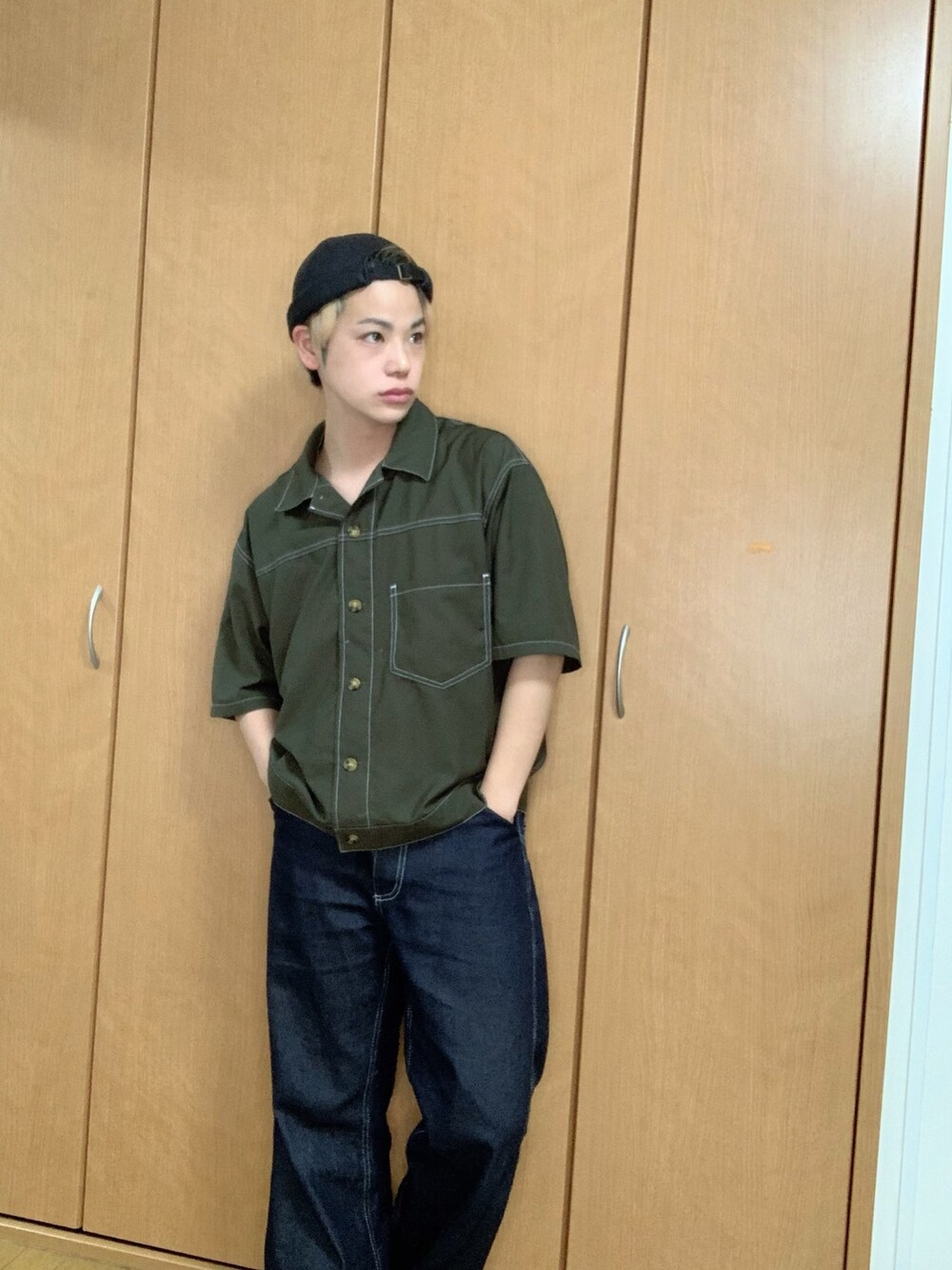 グリーン系のシャツ/ブラウス、ブルー系のデニムパンツ、ブラック系のキャップを着用したメンズの夏コーディネートの1枚目の写真