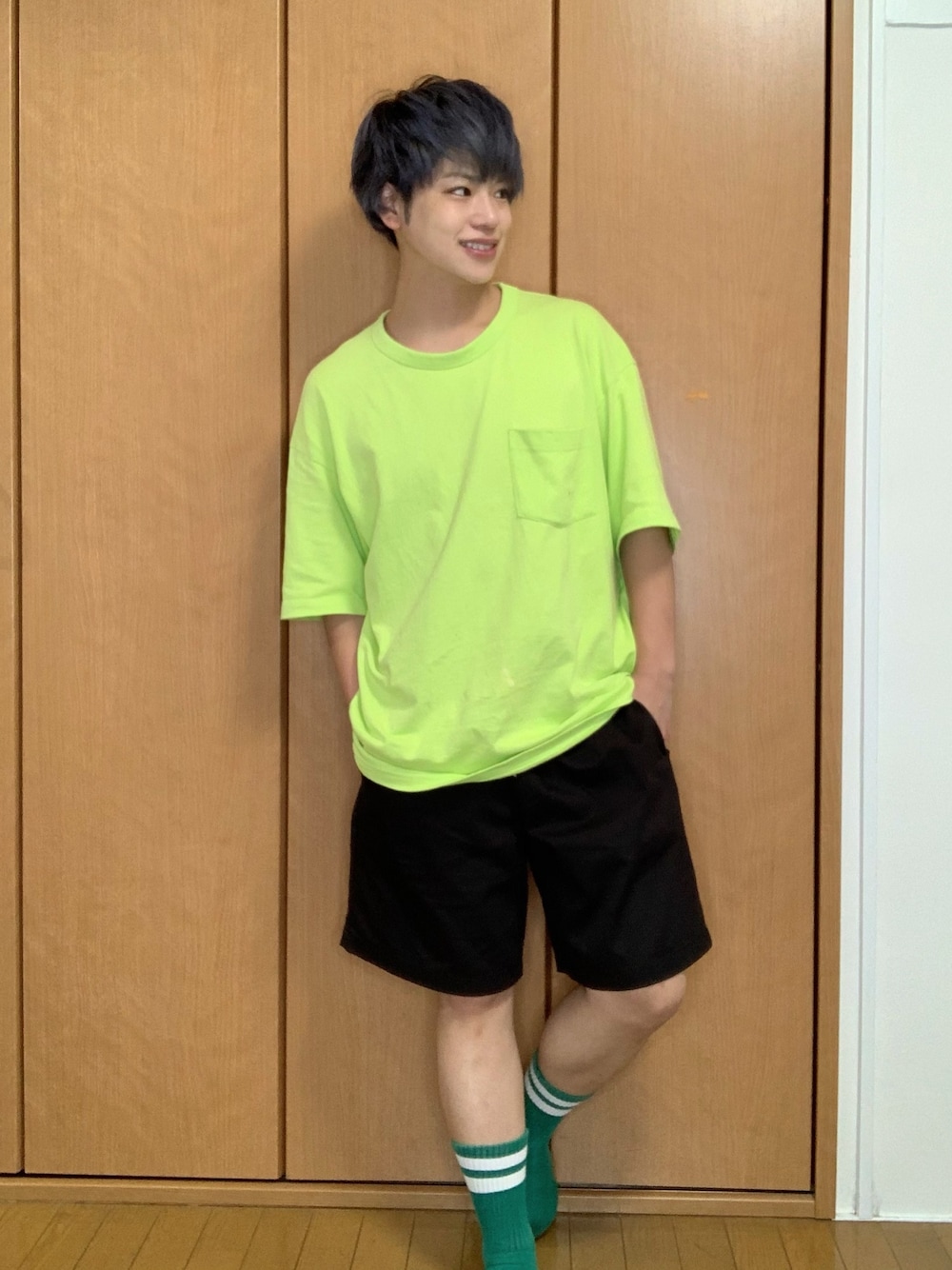 イエロー系のTシャツ/カットソー、ブラック系のパンツ、グリーン系のソックス/靴下を着用したメンズの夏コーディネートの1枚目の写真