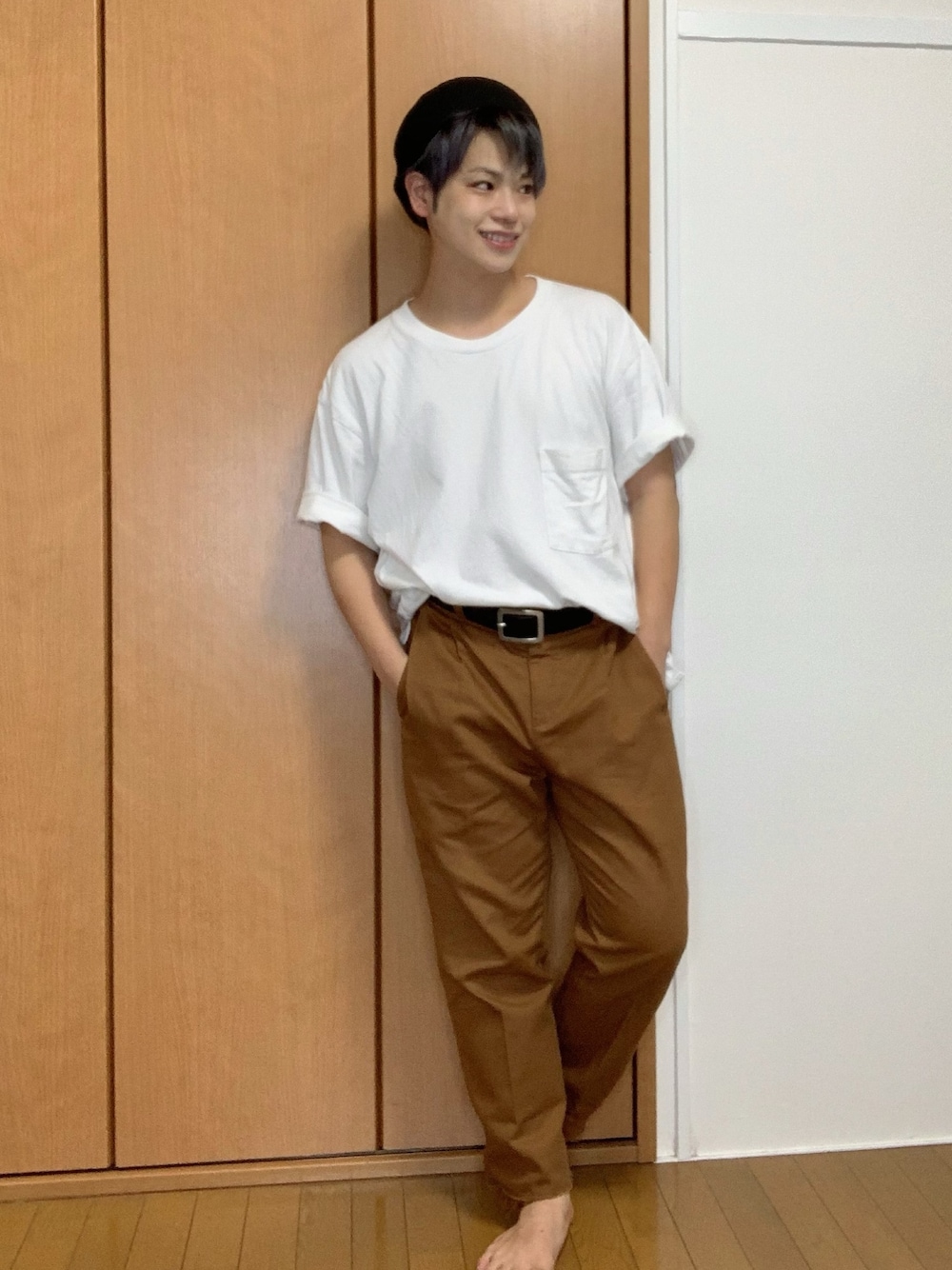 「チビコーデ、大人カジュアル、夏コーデ、ゆるコーデ、シャツイン、ベージュ、ホワイト、夏だ！Tシャツ着よう！、プチプラ、オトナカジュアル」｜「SENSE OF PLACE by URBAN RESEARCHのサーモベレー（ハンチング/ベレー帽、ブラック系）」を使った、河崎良侑(りょう)さん（メンズ・165cm）の夏コーディネートの1枚目の写真