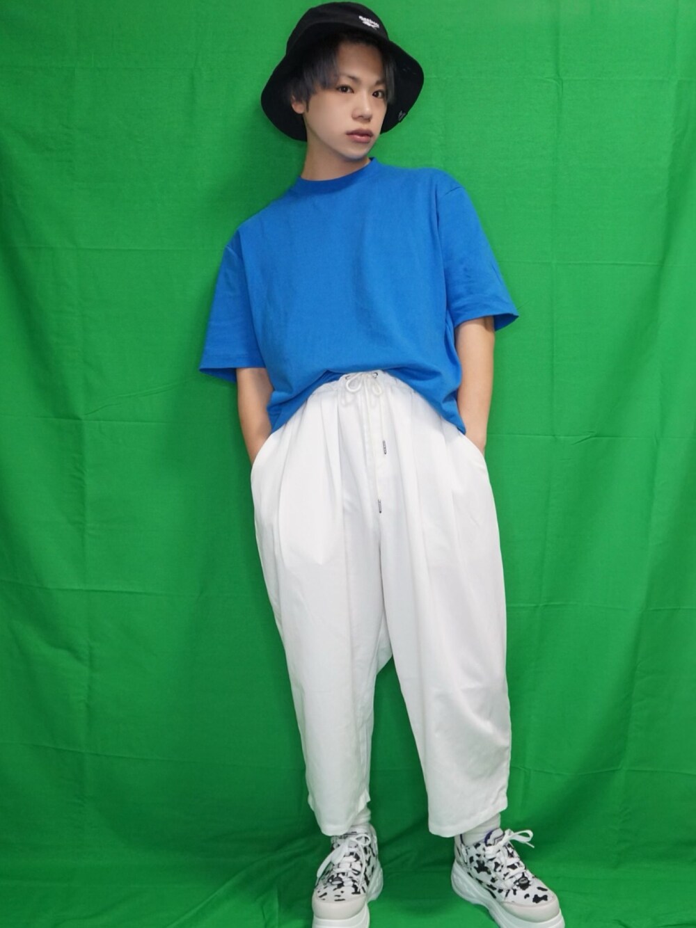 ブルー系のTシャツ/カットソー、ホワイト系のその他パンツ、ホワイト系のスニーカーを着用したメンズの夏コーディネートの1枚目の写真