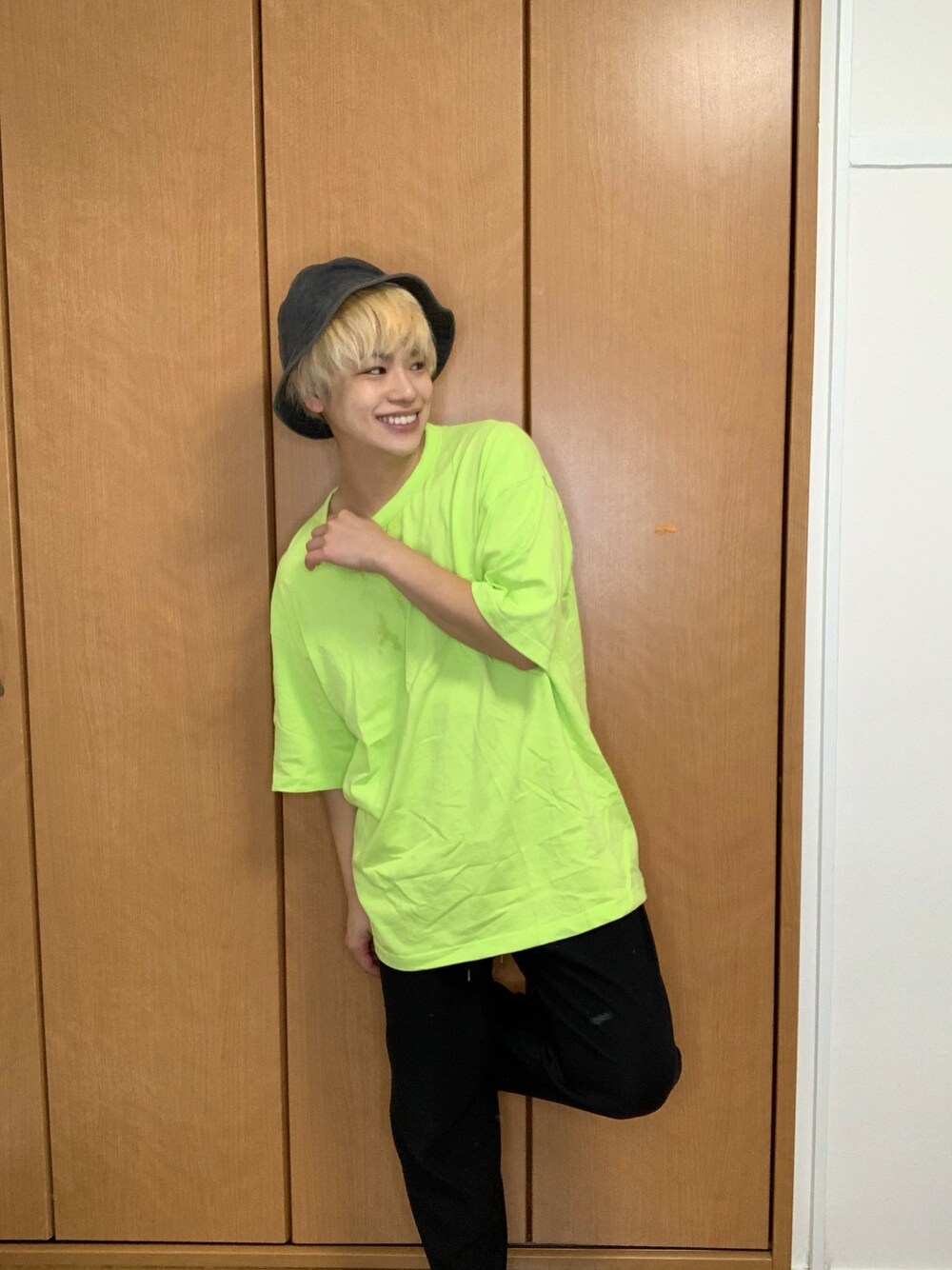 イエロー系のTシャツ/カットソー、ブラック系のその他パンツ、ブラック系のハットを着用したメンズの夏コーディネートの1枚目の写真