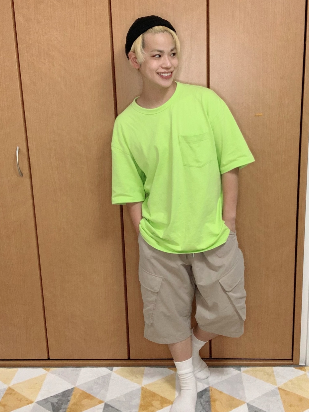 イエロー系のTシャツ/カットソー、ベージュ系のパンツ、ホワイト系のソックス/靴下を着用したメンズの夏コーディネートの1枚目の写真