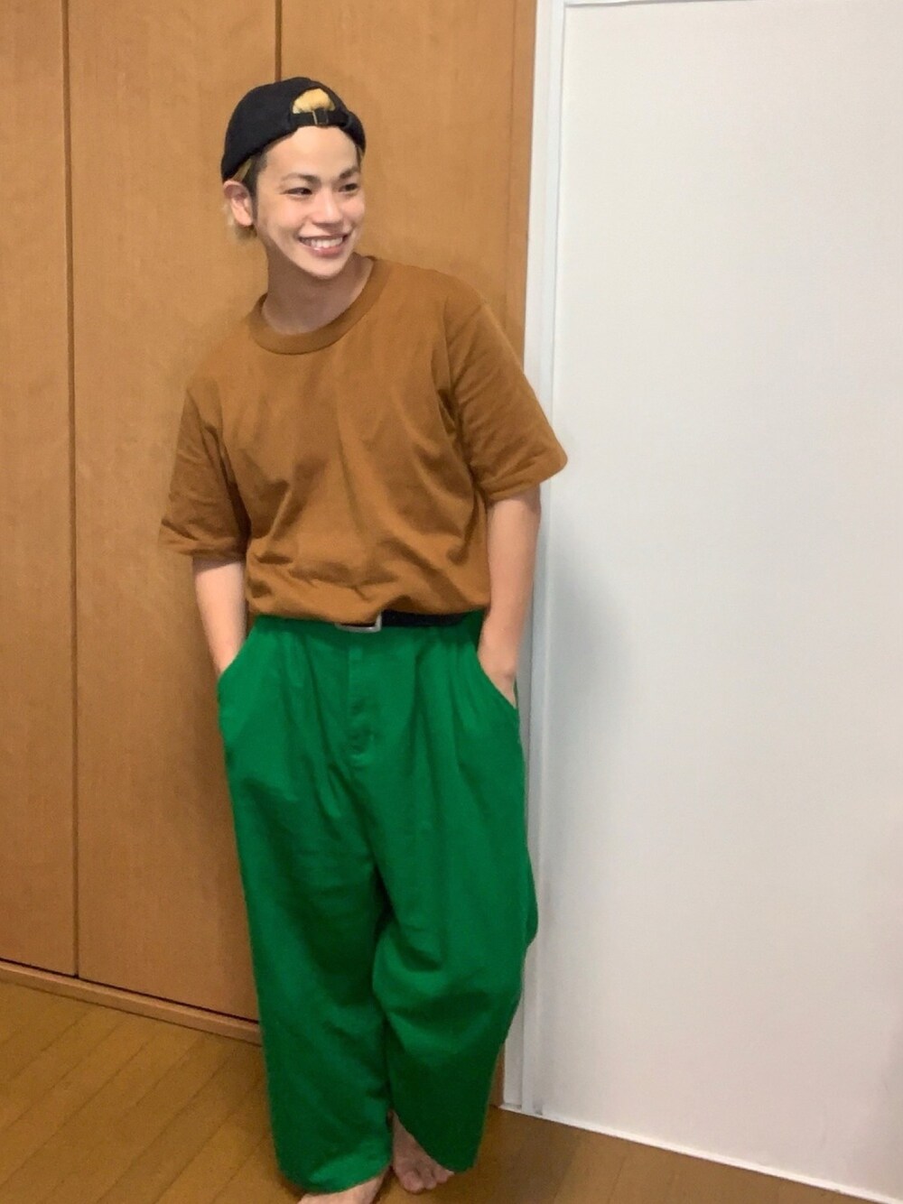 グリーン系のその他パンツ、ブラウン系のTシャツ/カットソー、ブラック系のキャップを着用したメンズの夏コーディネートの1枚目の写真