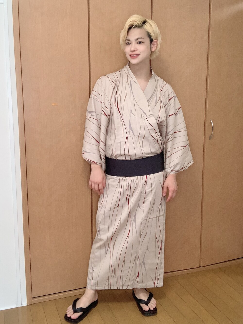 ベージュ系の浴衣を着用したメンズの夏コーディネートの1枚目の写真
