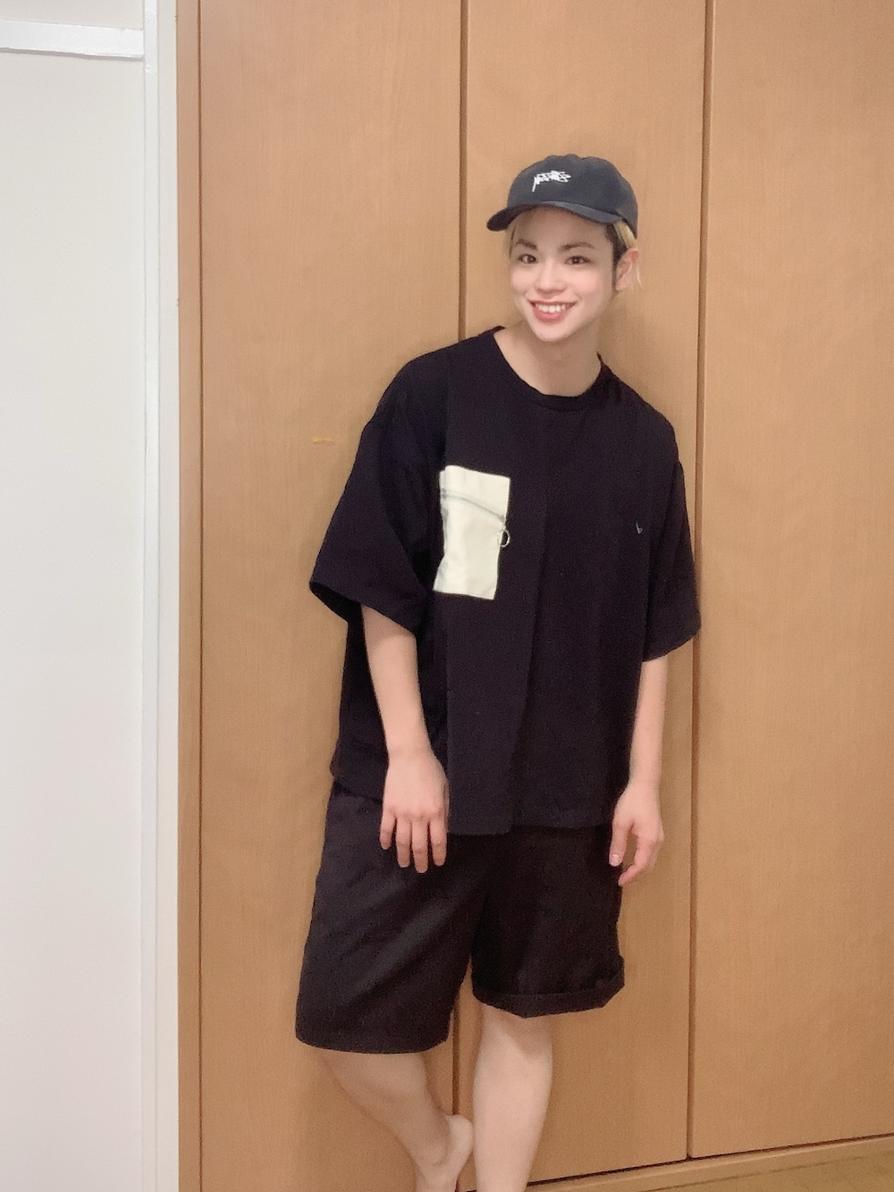 「チビコーデ、毎日コーデ、半ズボン、ハーフパンツ、ブラック、キャップ、夏コーデ、カジュアルコーデ、プチプラ、奇跡の31歳」｜「tk.TAKEO KIKUCHIのアイテム（Tシャツ/カットソー、ブラック系）」を使った、河崎良侑(りょう)さん（メンズ・165cm）の夏コーディネートの1枚目の写真