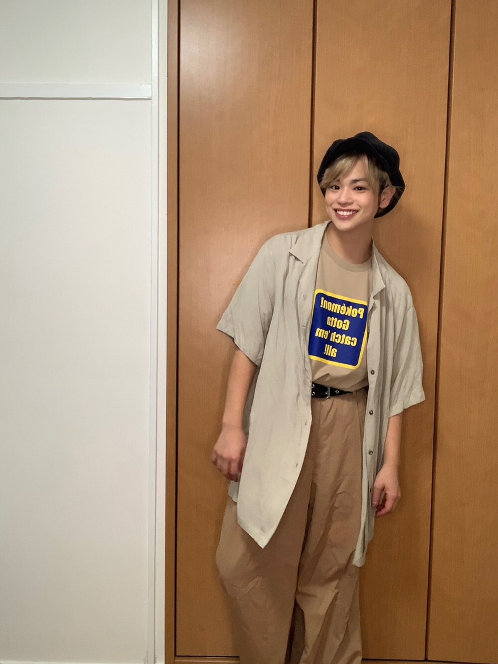 ベージュ系のTシャツ/カットソー、ベージュ系のシャツ/ブラウス、ベージュ系のその他パンツを着用したメンズの秋コーディネートの1枚目の写真