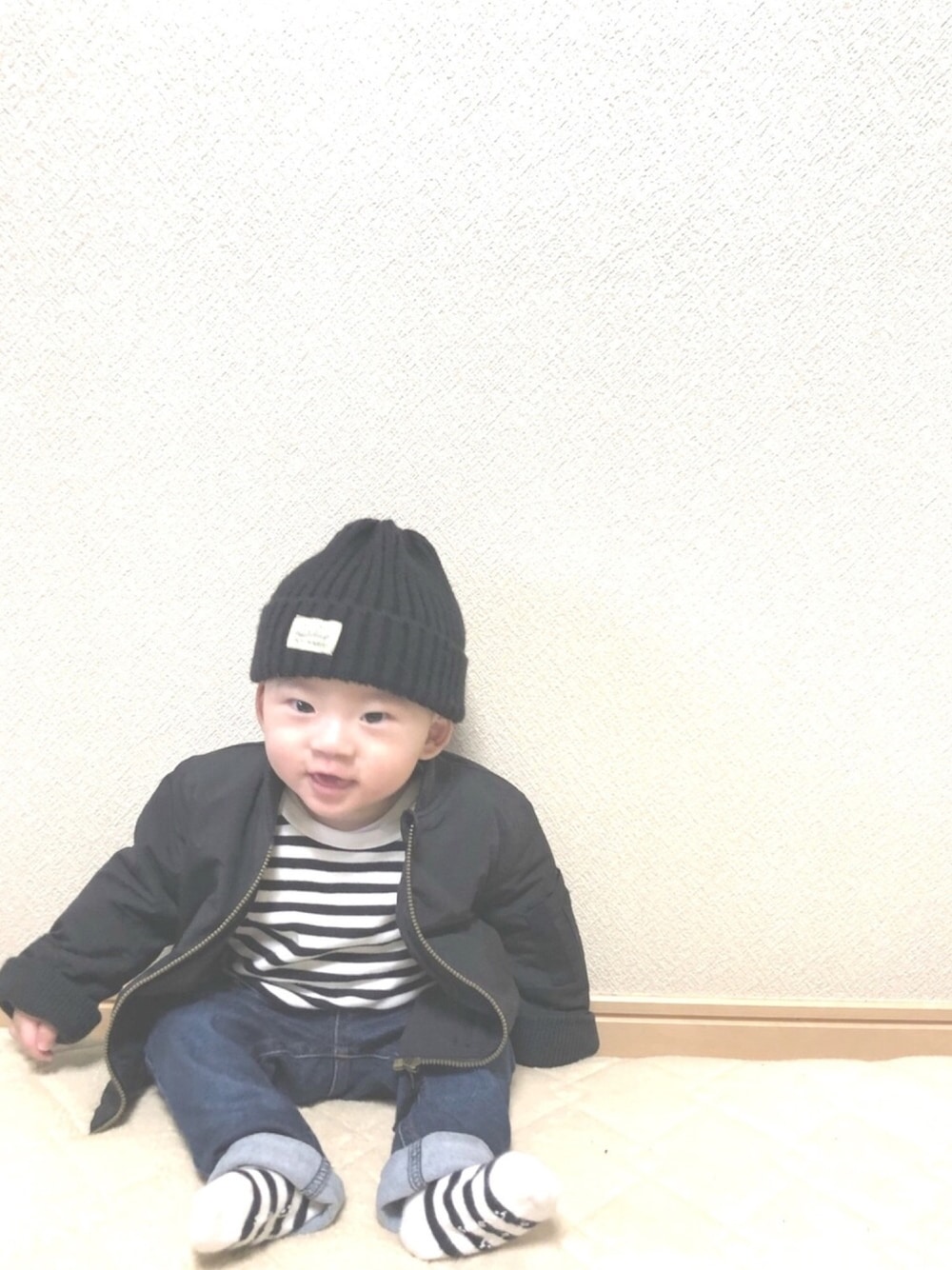 「UNIQLO、おとこのこ、おしゃれさんと繋がりたい、ベビーコーデ、キッズファッション、０歳、生後7ヶ月、ブラック」｜「ベビーザラスのアイテム（ニットキャップ/ビーニー、ブラック系）」を使った、♡Kyon♡さん（キッズ・70cm）の冬コーディネートの1枚目の写真