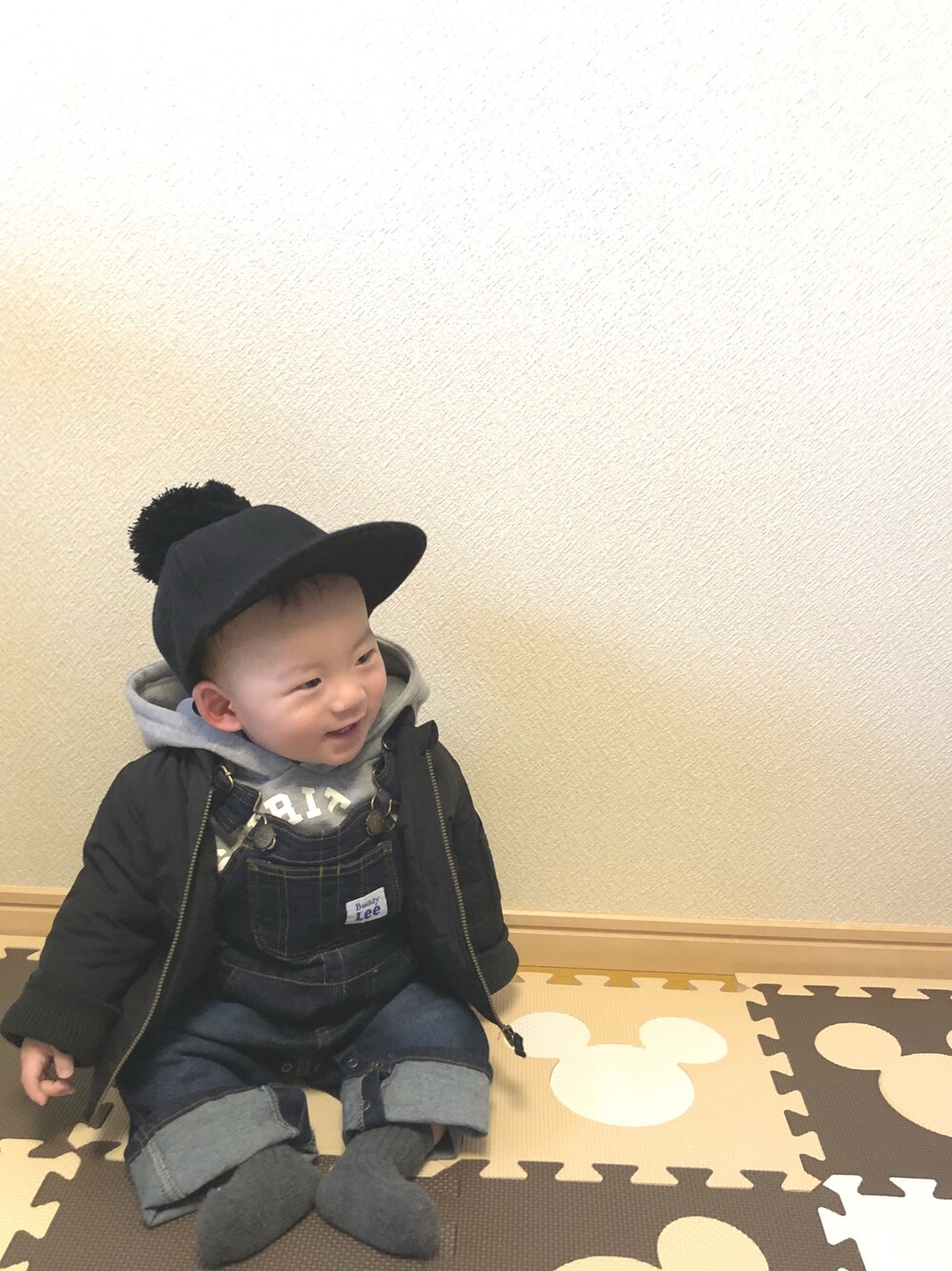 「男の子、赤ちゃん、サロペット、ベビーコーデ、ブラック、プティマイン、ポンポン帽子」｜「petit mainのポンポン付きキャップ（キャップ、ブラック系）」を使った、♡Kyon♡さん（キッズ・70cm）の冬コーディネートの1枚目の写真