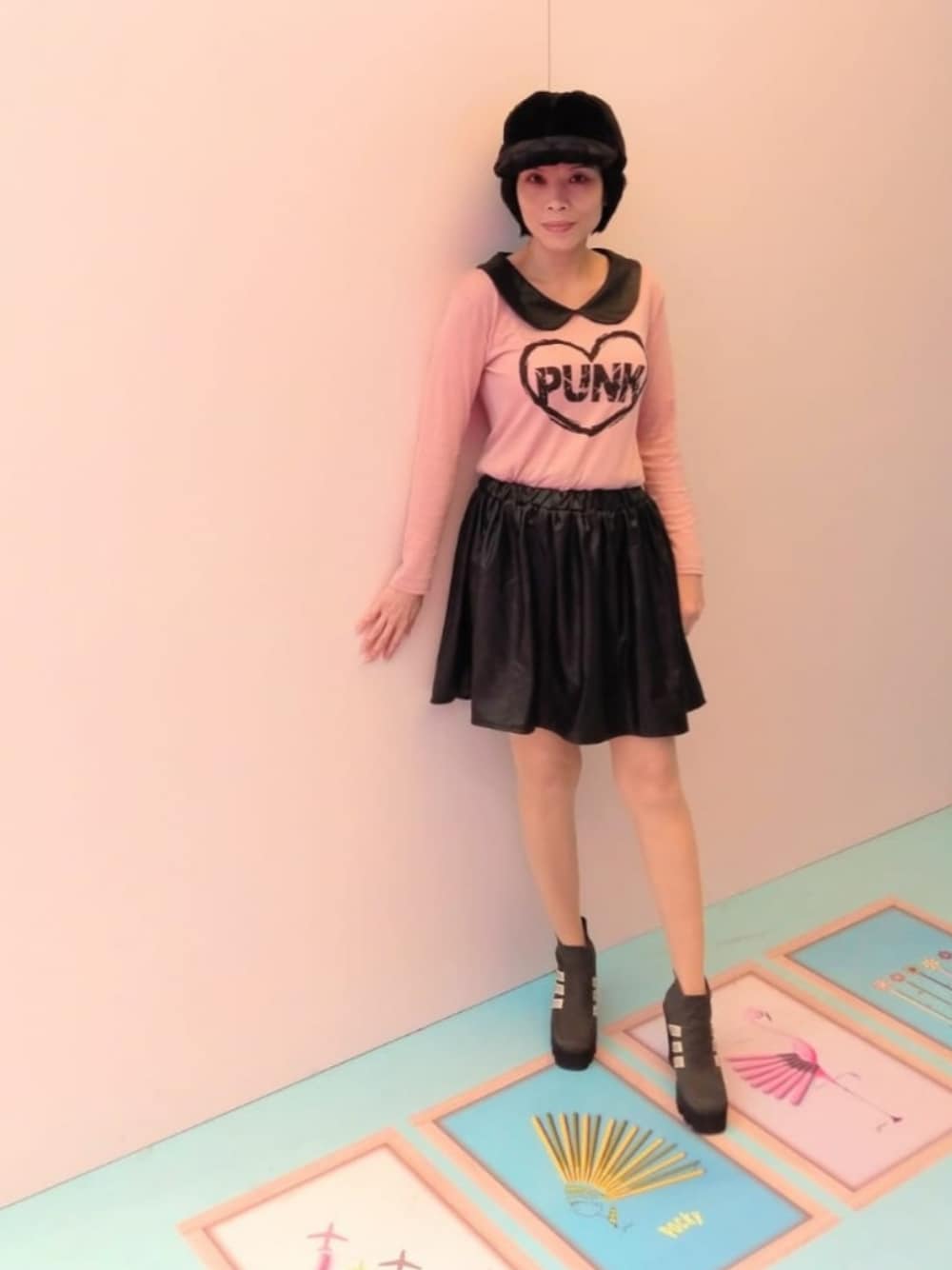「DuKKahのアイテム（サンバイザー、ブラック系）」を使った、Ada Ngさん（レディース・157cm）の冬コーディネートの1枚目の写真