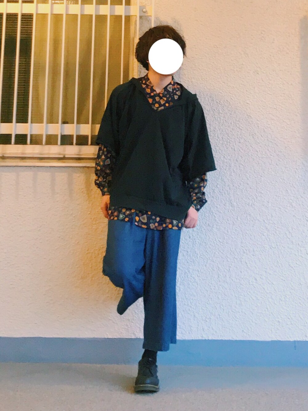 ブラック系のパーカー、ブラック系のブーツを着用したメンズの春コーディネートの1枚目の写真