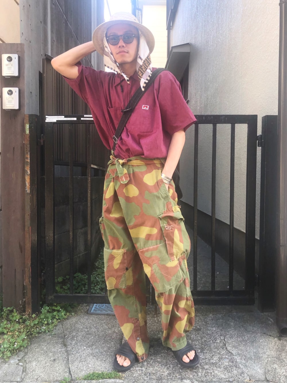 「麦わら帽子、乱痴気、イタリア軍、ベンデイビス、90’s、ビンテージ、古着、古着コーデ、サングラス、夏」｜「BEN DAVISのアイテム（Tシャツ/カットソー、ブラウン系）」を使った、taikiさん（メンズ・170cm）の夏コーディネートの1枚目の写真