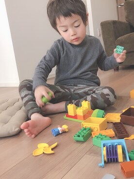 「UNIQLO（ユニクロ）のアイテム（Tシャツ/カットソー、グレー系）」を使った、ke-toさん（キッズ・100cm）の冬コーディネート