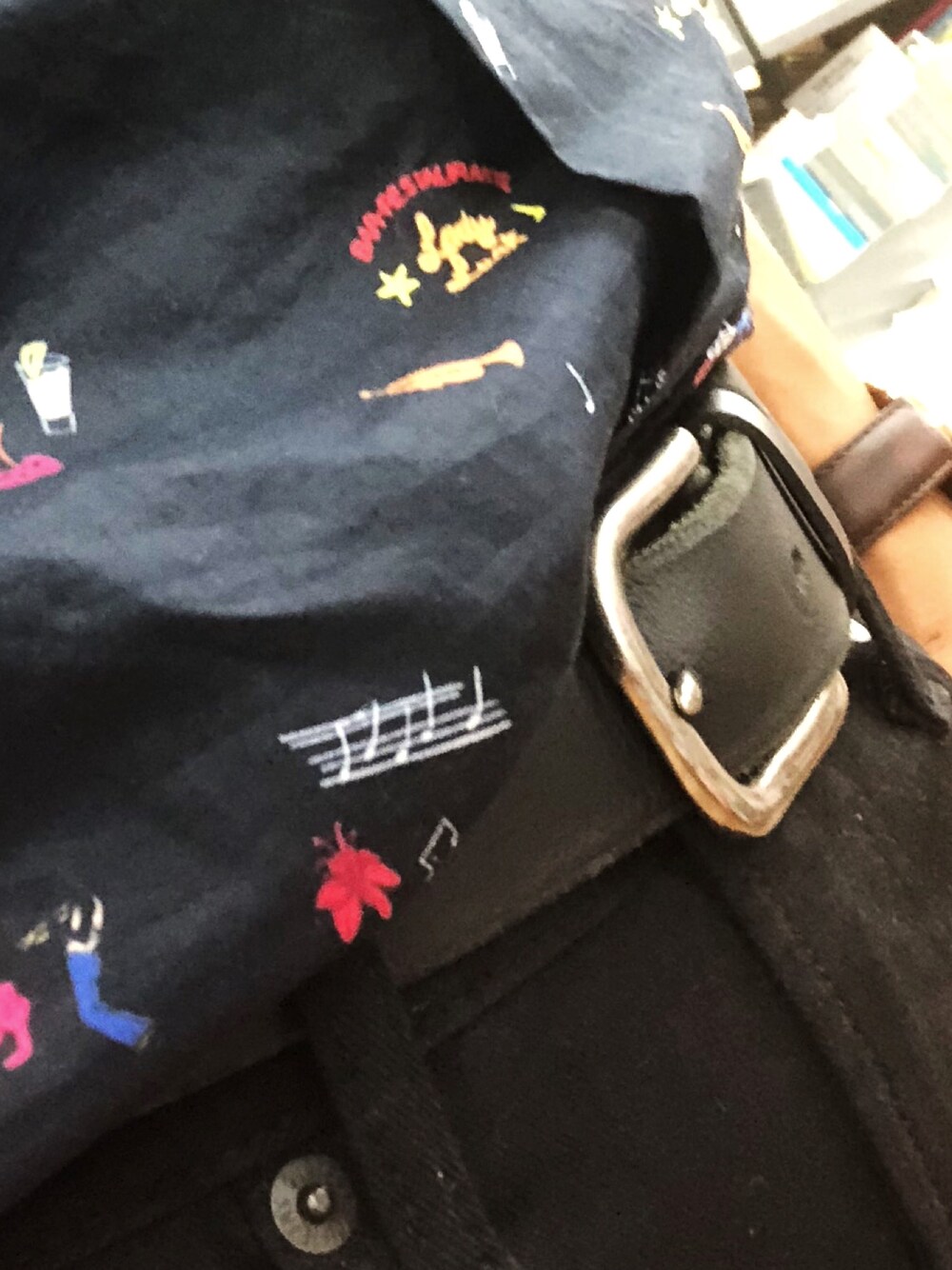 ブラック系のシャツ/ブラウス、ブラック系のパンツ、ブラック系のベルトを着用したメンズの夏コーディネートの1枚目の写真