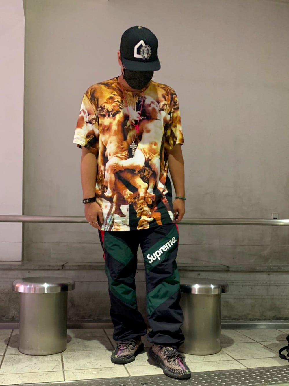 「夏、木村拓哉、木村拓哉着用、supreme、クロムハーツ、カルティエ、ティファニー、柄物、オーバーサイズ、Tシャツ」｜「Supreme のアイテム（Tシャツ/カットソー、オレンジ系）」を使った、bucci2020さん（メンズ・178cm）の夏コーディネートの1枚目の写真