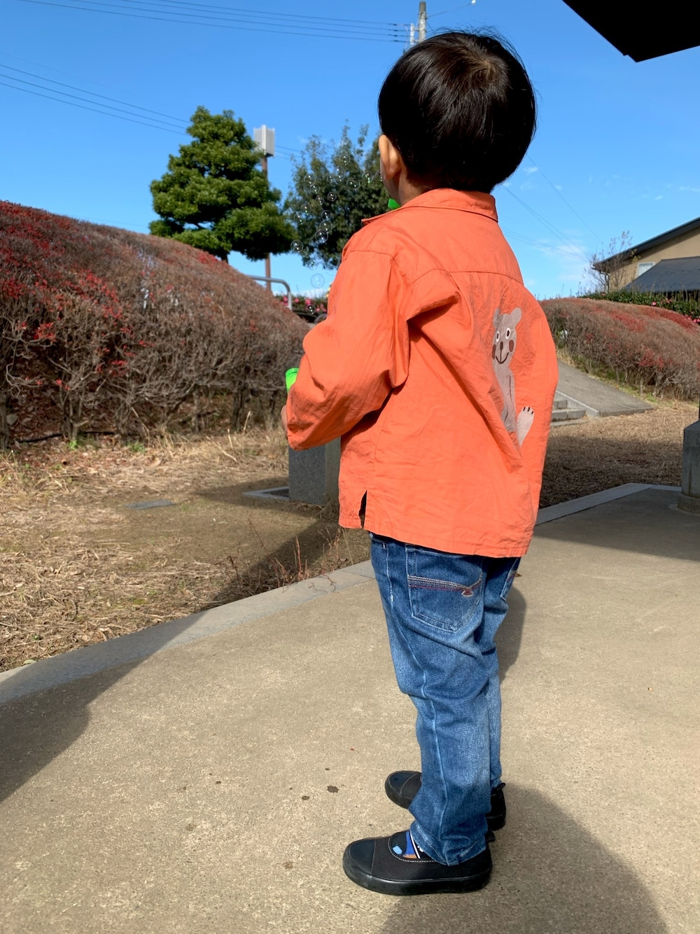 「男の子、3歳、むすこーで、休日スタイル」｜「TINKERBELLのアイテム（シャツ/ブラウス、オレンジ系）」を使った、Hinaricoさん（キッズ・100cm）の冬コーディネートの1枚目の写真