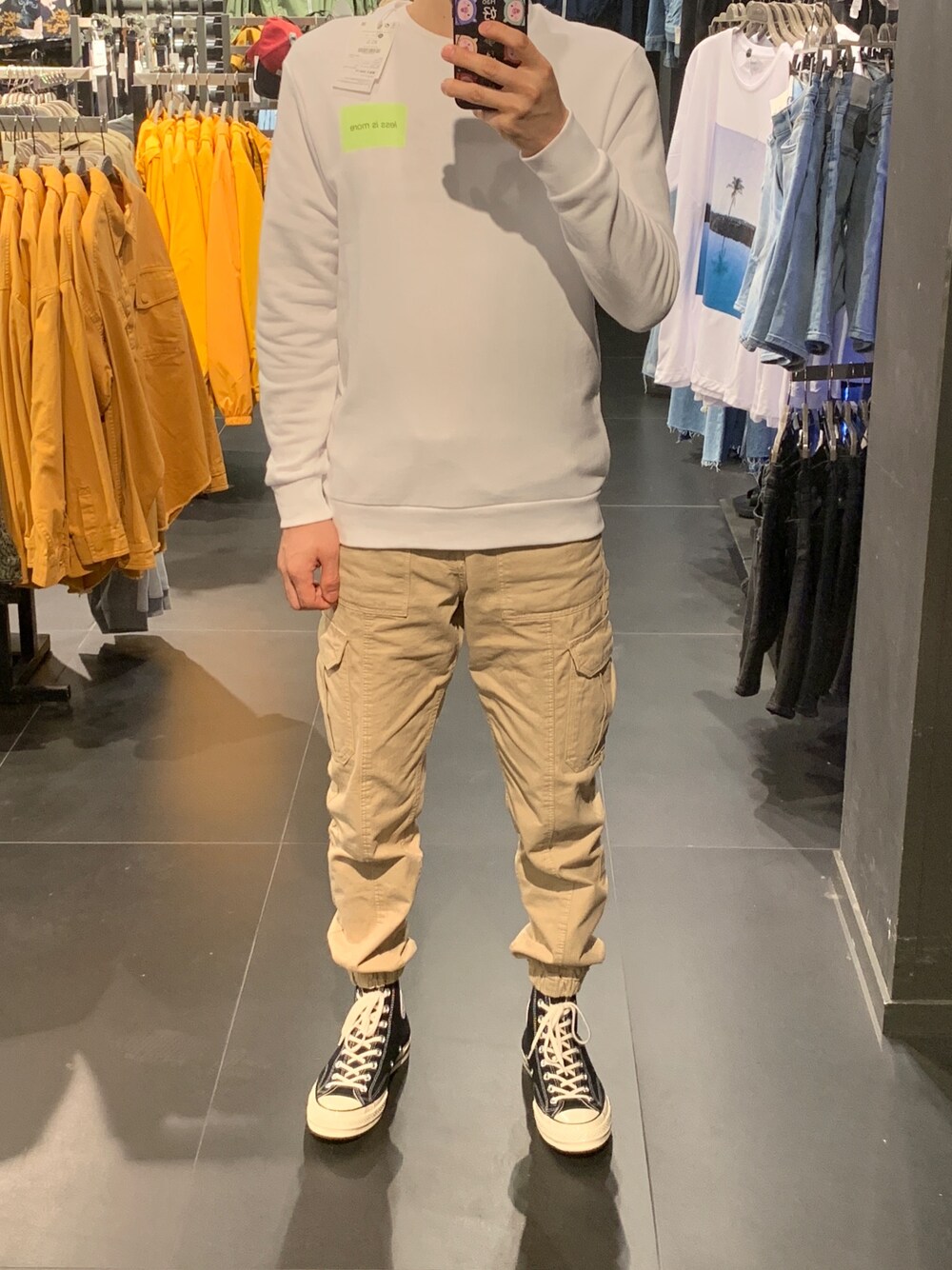 「summer」｜「BershkaのRMB279（チノパンツ、ベージュ系）」を使った、kyleさん（メンズ・175cm）の春コーディネートの1枚目の写真