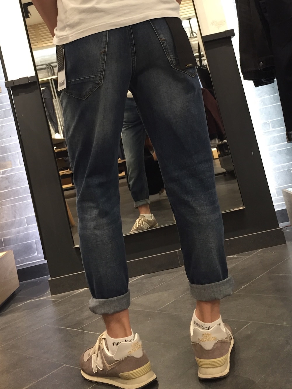 「Selected   のアイテム（デニムパンツ、ブルー系）」を使った、kyleさん（メンズ・175cm）の春コーディネートの1枚目の写真