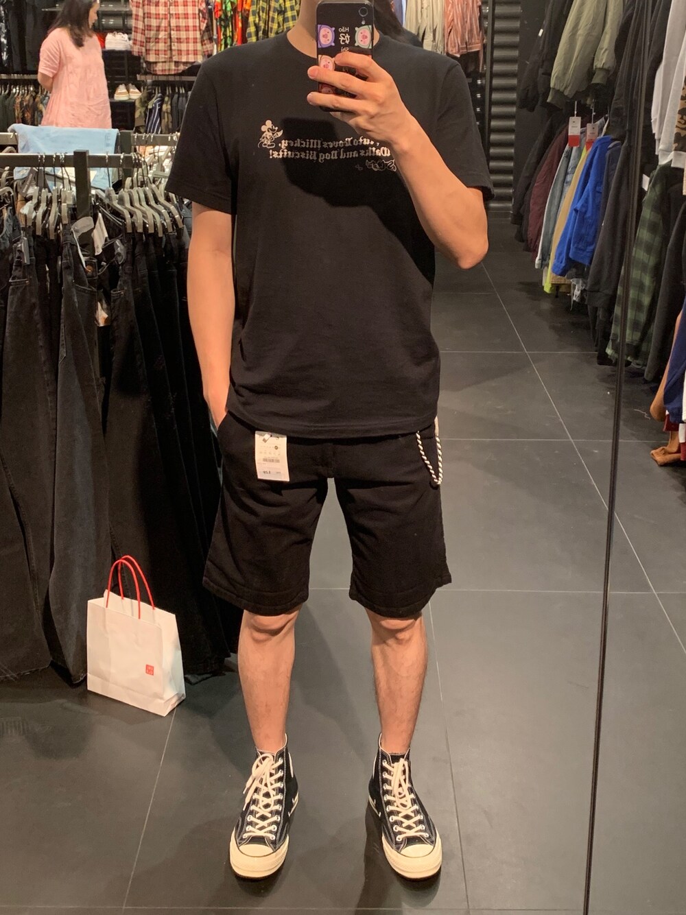 「休闲」｜「UNIQLOのアイテム（Tシャツ/カットソー、ブラック系）」を使った、kyleさん（メンズ・175cm）の夏コーディネートの1枚目の写真