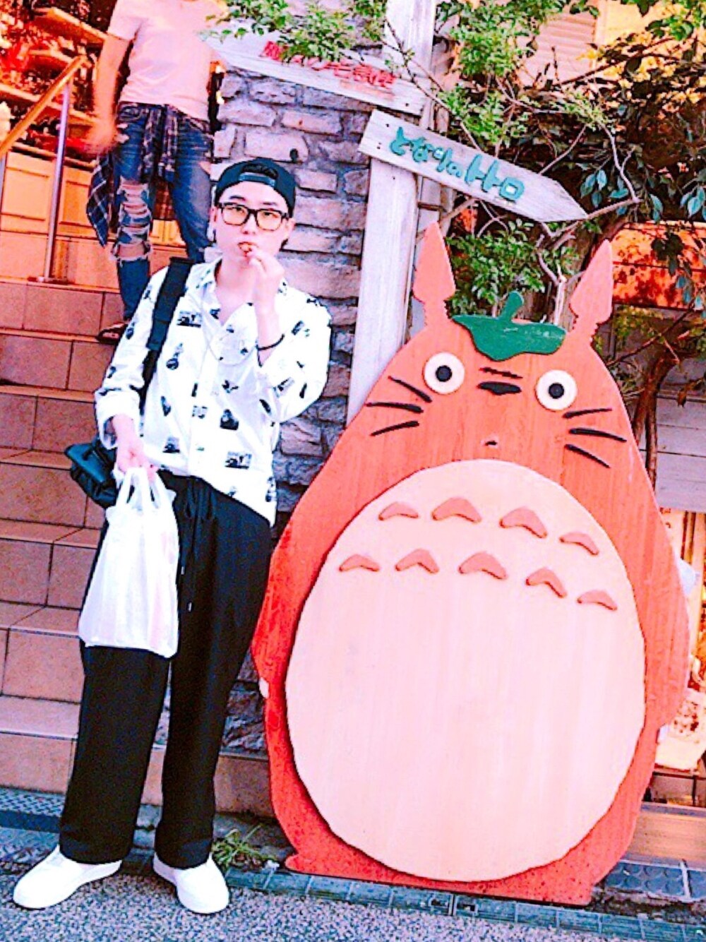 「NEWERA、Swarovski、collaboration、NIKE、AF1、0one、H&M、yellow、glasses、totoro」｜「トトロのアイテム（その他、オレンジ系）」を使った、Deffyさん（メンズ・171cm）の秋コーディネートの1枚目の写真