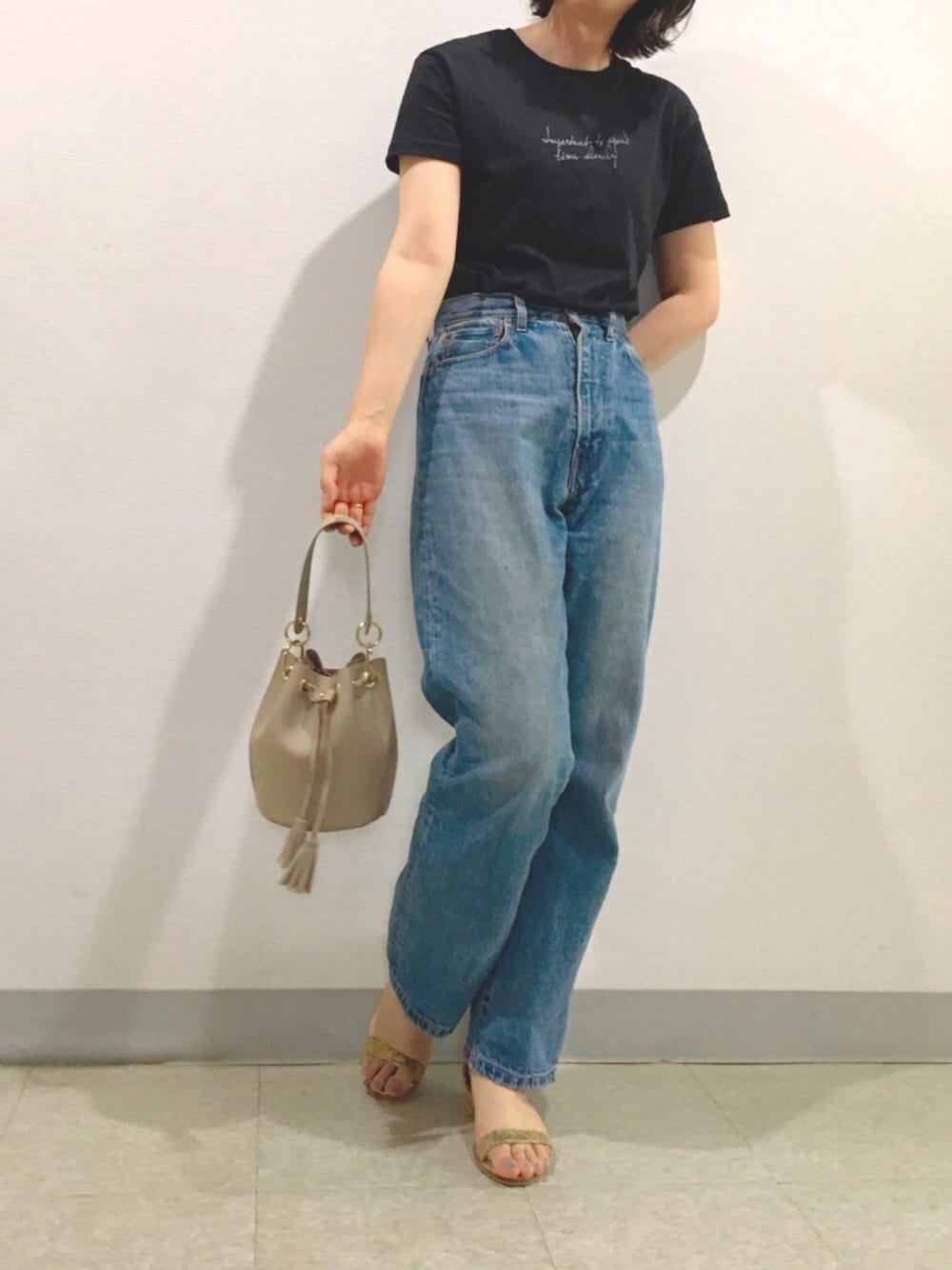 「カジュアル、今日のコーデ、大人女子、巾着バッグ、ミニバッグ、デニムパンツ、ロゴT、秋のコーデ、大人カジュアル」｜「T・S・Lの2WAYミニ巾着バッグ（ショルダーバッグ、ベージュ系）」を使った、nobuさん（レディース・170cm）の秋コーディネートの1枚目の写真
