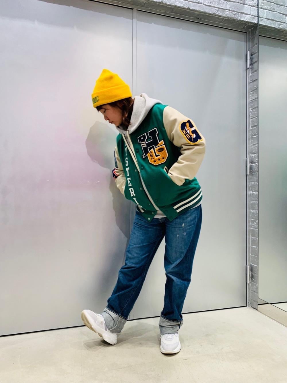 「デニム、スタジャン、パーカー、冬コーデ、Hysteric Glamour、カジュアルコーデ、ヒステリックグラマー、ストリートコーデ、冬アウター」｜「HYSTERIC GLAMOURのUSED加工デニム ストレートパンツ（デニムパンツ、ブルー系）」を使った、AIw0529さん（レディース・158cm）の冬コーディネートの1枚目の写真
