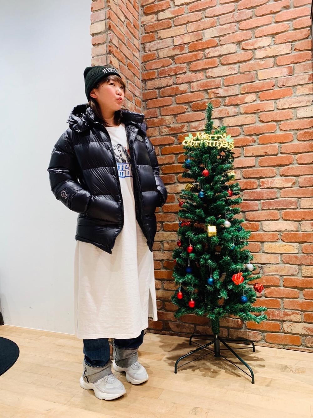 「スニーカー、デニム、ワンピース、ダウン、冬コーデ、Hysteric Glamour、カジュアルコーデ、ヒステリックグラマー、ストリートコーデ、冬アウター」｜「HYSTERIC GLAMOURのUSED加工デニム ストレートパンツ（デニムパンツ、ブルー系）」を使った、AIw0529さん（レディース・158cm）の冬コーディネートの1枚目の写真