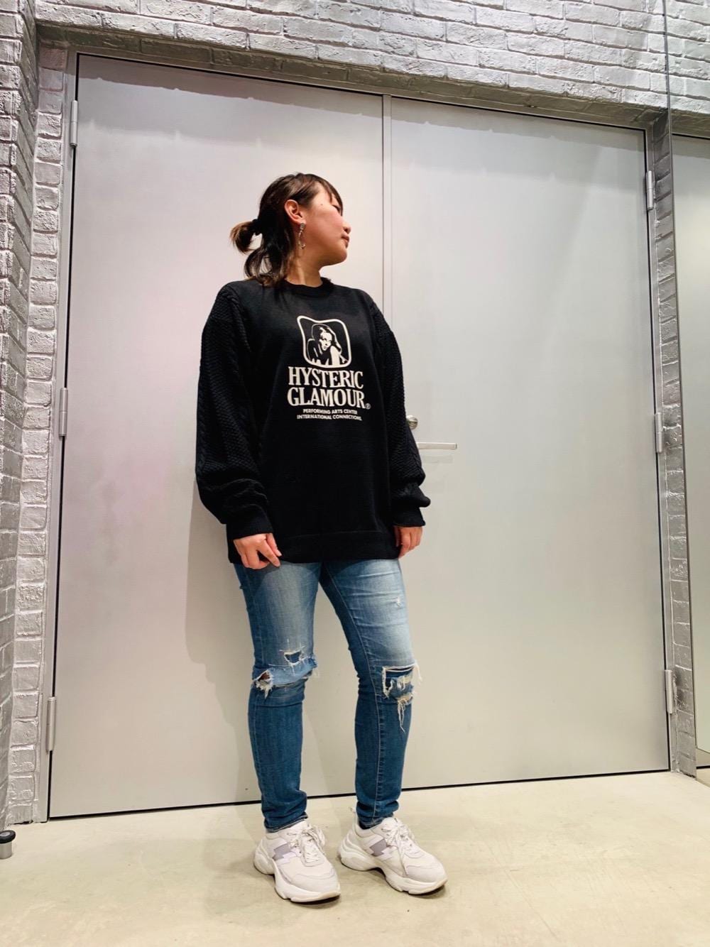 「スニーカー、デニム、Hysteric Glamour、シンプルコーデ、ラフコーデ、カジュアルコーデ、麻、フランダースリネン、ヒステリックグラマー、ニットコーデ」｜「HYSTERIC GLAMOURのKPR加工ストレッチデニム スキニーパンツ（デニムパンツ、ブルー系）」を使った、AIw0529さん（レディース・158cm）の冬コーディネートの1枚目の写真