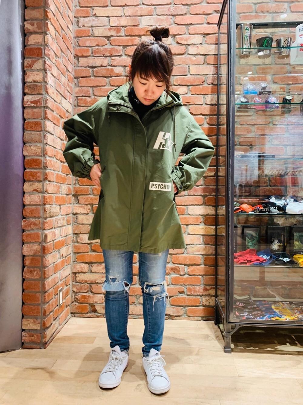 「スニーカー、デニム、スキニー、Hysteric Glamour、春アウター、ラフコーデ、カジュアルコーデ、ヒステリックグラマー、モックネック、ミリタリーコーデ」｜「HYSTERIC GLAMOURのLOGO CORDURA ソックス（ソックス/靴下、ホワイト系）」を使った、AIw0529さん（レディース・158cm）の冬コーディネートの1枚目の写真
