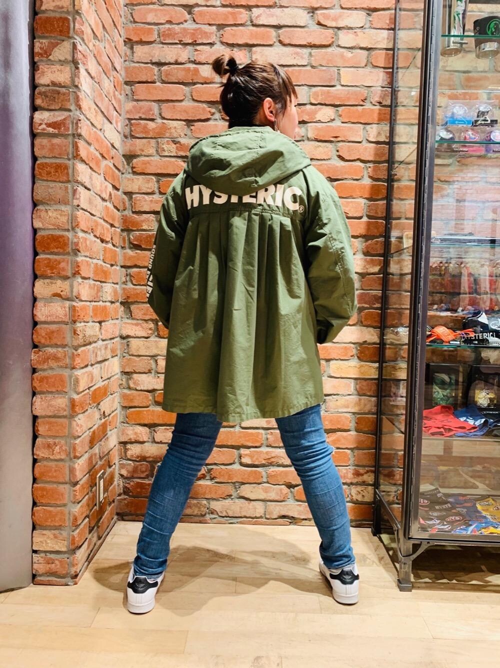 「スニーカー、デニム、スキニー、Hysteric Glamour、春アウター、ラフコーデ、カジュアルコーデ、ヒステリックグラマー、モックネック、ミリタリーコーデ」｜「HYSTERIC GLAMOURのLOGO CORDURA ソックス（ソックス/靴下、ホワイト系）」を使った、AIw0529さん（レディース・158cm）の冬コーディネートの1枚目の写真