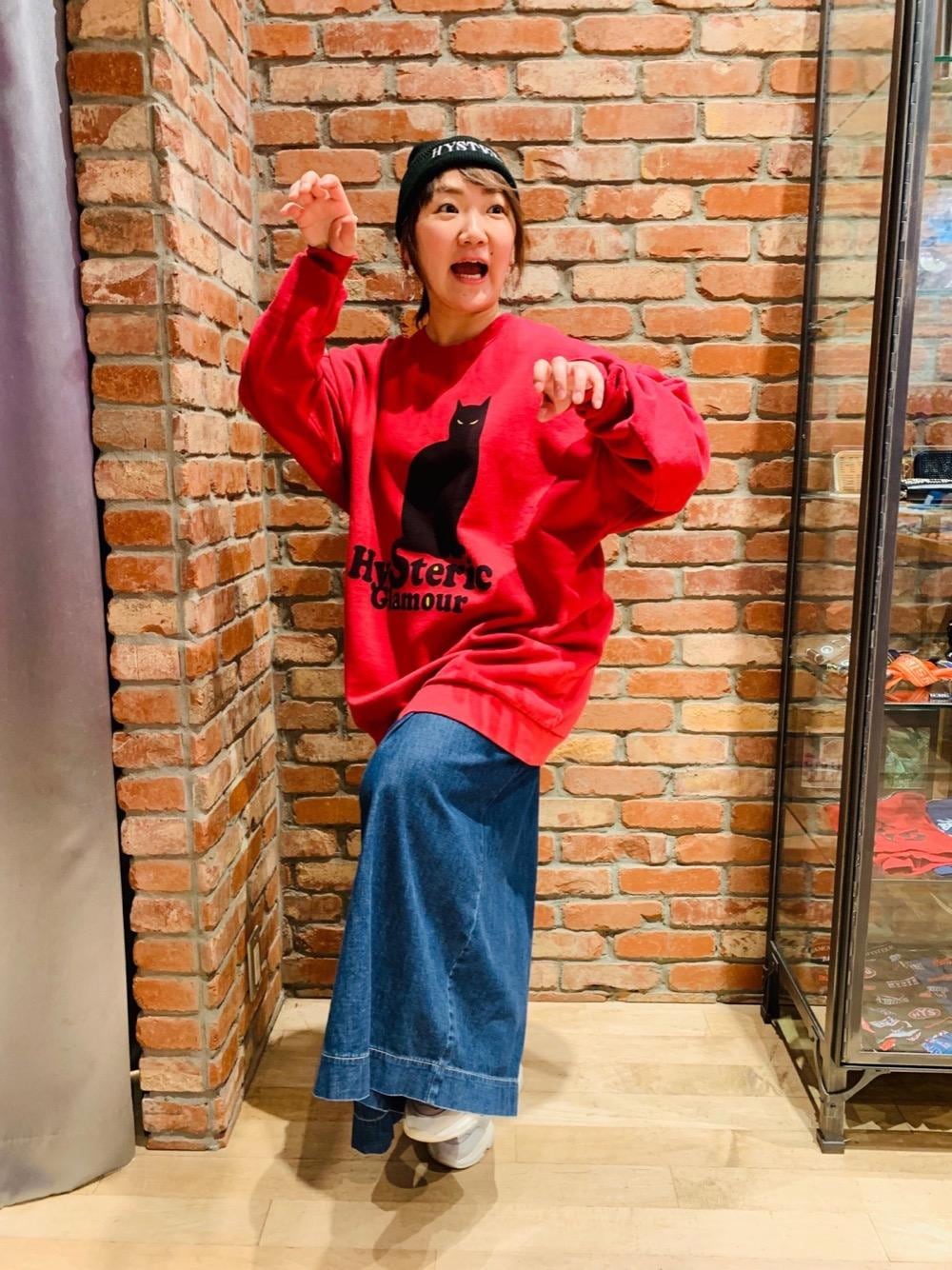 「スウェット、ビッグシルエット、ニットキャップ、ワイドパンツ、Hysteric Glamour、ネコ、春コーデ、ラフコーデ、カジュアルコーデ、ヒステリックグラマー」｜「HYSTERIC GLAMOURのLOGO CORDURA ソックス（ソックス/靴下、ブルー系）」を使った、AIw0529さん（レディース・158cm）の冬コーディネートの1枚目の写真