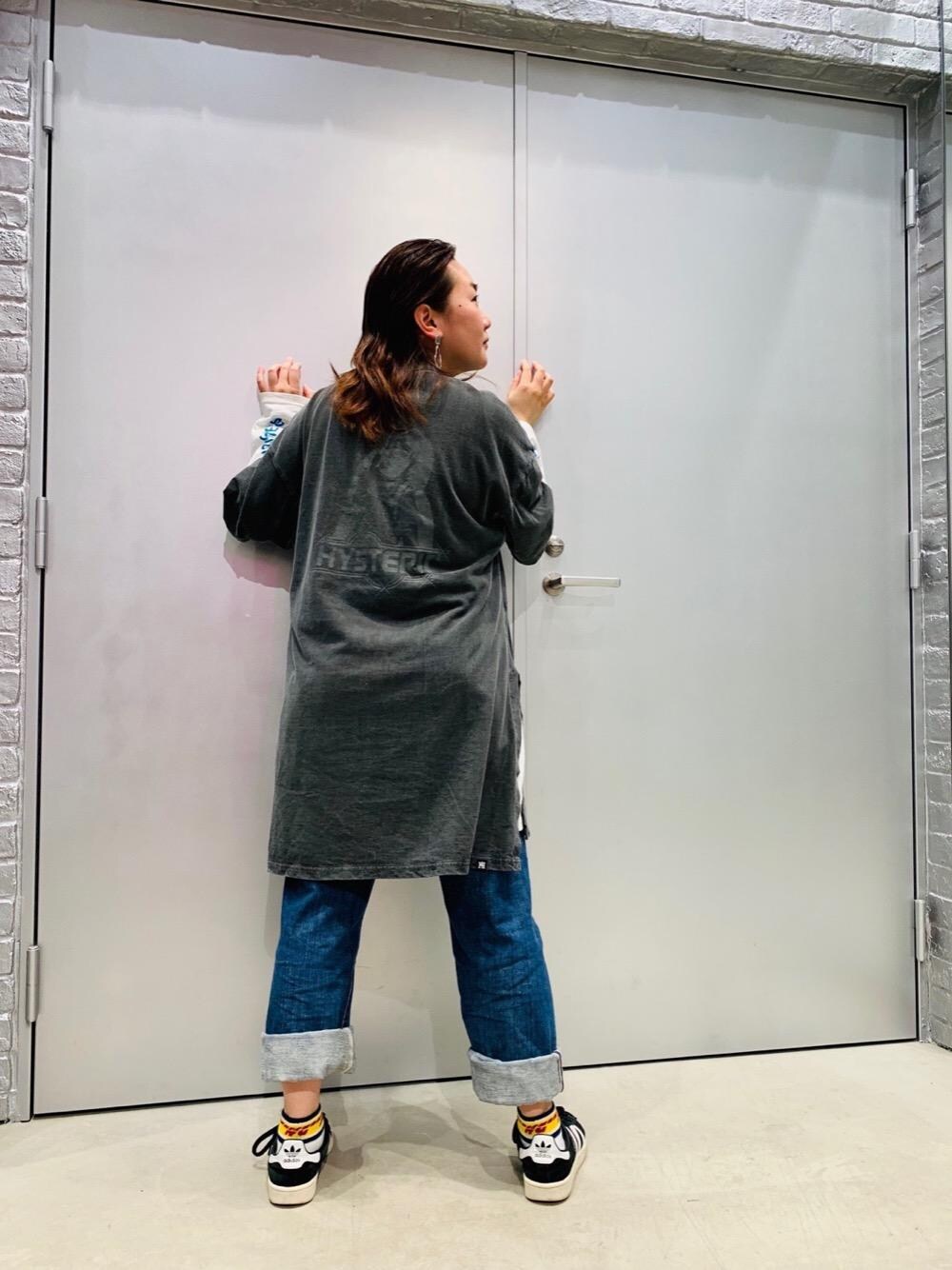 「デニム、ワンピース、ビッグシルエット、ロンT、Hysteric Glamour、春コーデ、ラフコーデ、カジュアルコーデ、ヒステリックグラマー、ストリートコーデ」｜「HYSTERIC GLAMOURのUSED加工デニム ストレートパンツ（デニムパンツ、ブルー系）」を使った、AIw0529さん（レディース・158cm）の冬コーディネートの1枚目の写真