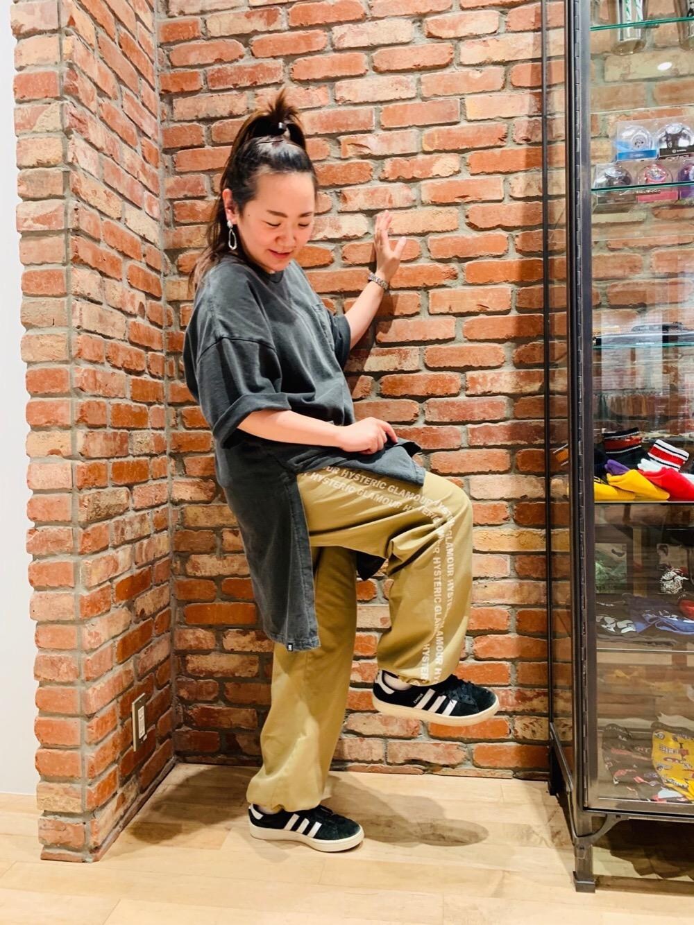 「ワンピース、ビッグシルエット、チノパン、ワイドパンツ、Hysteric Glamour、シンプルコーデ、春コーデ、カジュアルコーデ、ヒステリックグラマー、ストリートコーデ」｜「HYSTERIC GLAMOURのHG CONNECTED LOGO イージーパンツ（その他パンツ、ベージュ系）」を使った、AIw0529さん（レディース・158cm）の春コーディネートの1枚目の写真