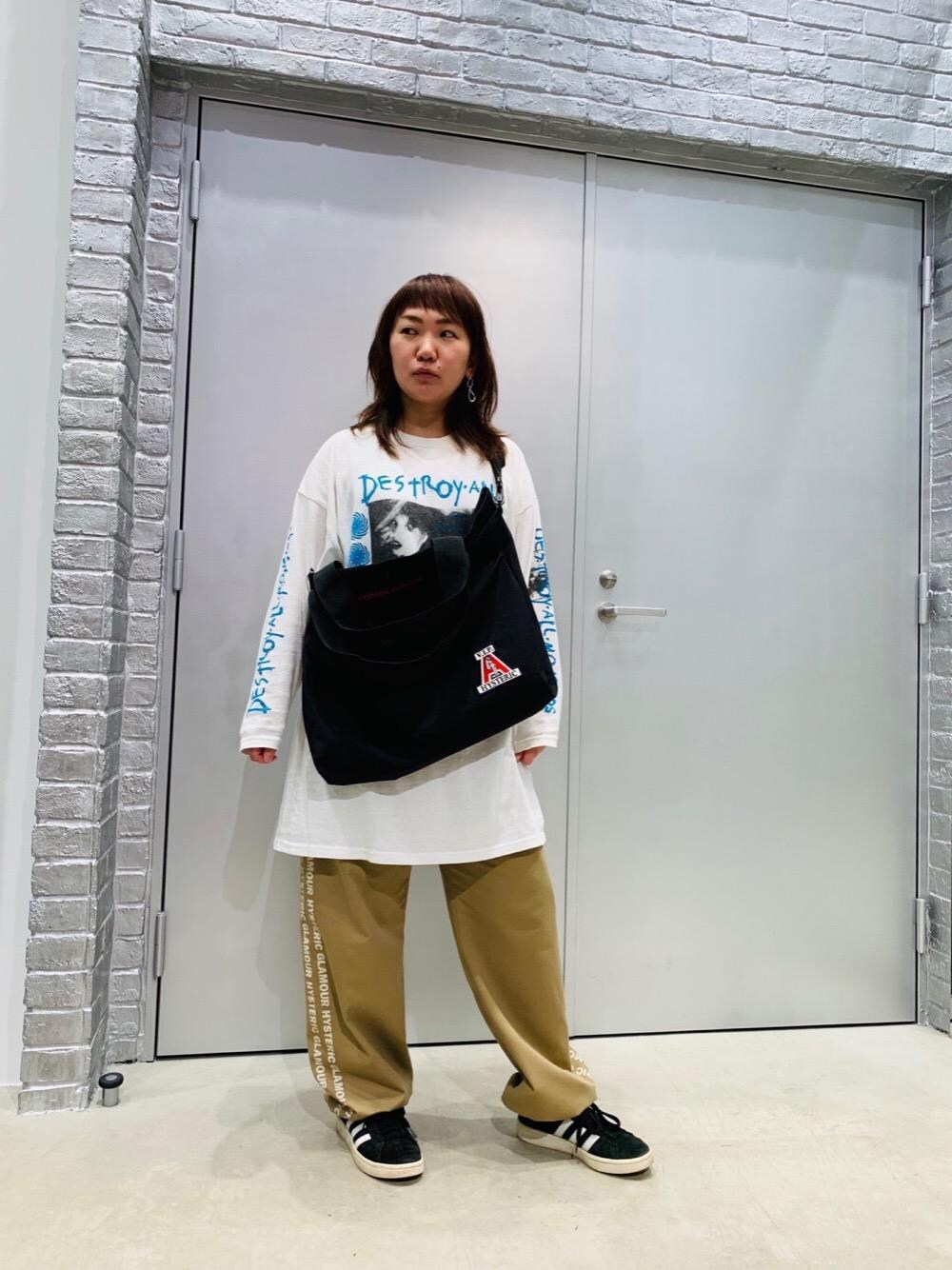 「ビッグシルエット、ハイウエスト、ロンT、コラボレーション、ワイドパンツ、Hysteric Glamour、春コーデ、ヒステリックグラマー、ストリートコーデ、ARKAIR」｜「HYSTERIC GLAMOURのLOGO CORDURA ソックス（ソックス/靴下、ホワイト系）」を使った、AIw0529さん（レディース・158cm）の春コーディネートの1枚目の写真