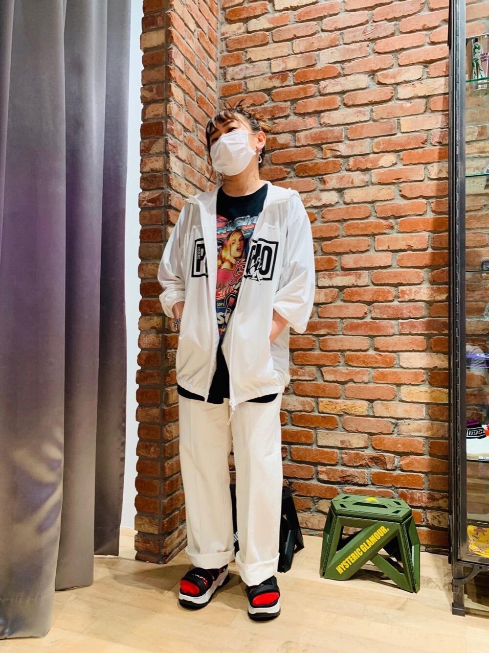 「ビッグシルエット、パーカー、Tシャツ、靴下、ワイドパンツ、サンダル、Hysteric Glamour、ラフコーデ、カジュアルコーデ、ヒステリックグラマー」｜「HYSTERIC GLAMOURのPSYCHO オーバーサイズパーカー（パーカー、ホワイト系）」を使った、AIw0529さん（レディース・158cm）の夏コーディネートの1枚目の写真
