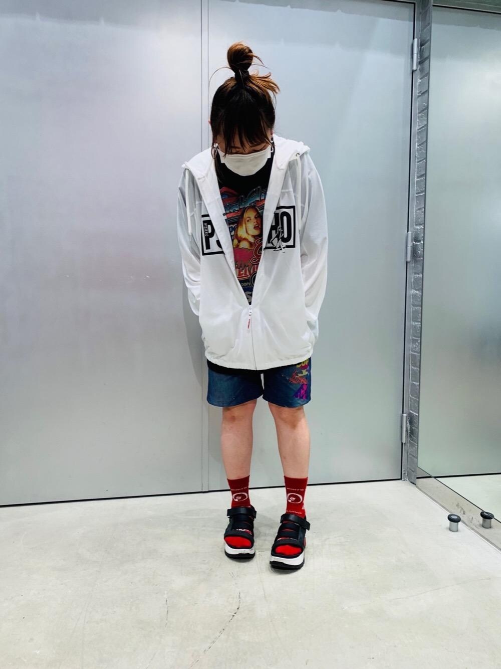 「パーカー、Tシャツ、靴下、ハーフパンツ、サンダル、Hysteric Glamour、夏コーデ、カジュアルコーデ、ヒステリックグラマー」｜「HYSTERIC GLAMOURのPSYCHO オーバーサイズパーカー（パーカー、ホワイト系）」を使った、AIw0529さん（レディース・158cm）の夏コーディネートの1枚目の写真