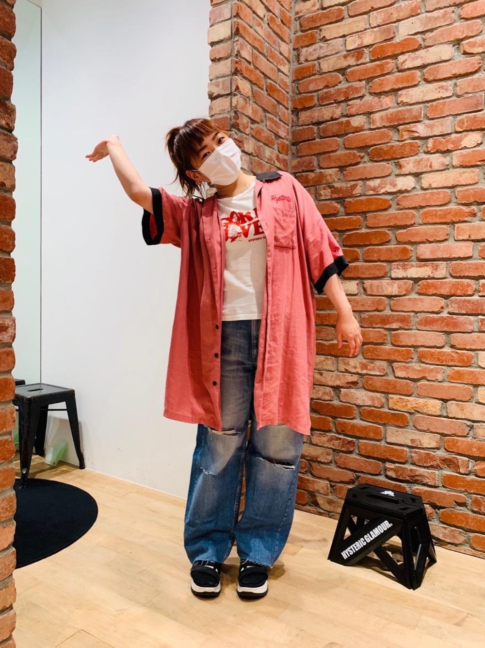「ビッグシルエット、Tシャツ、ワイドパンツ、サンダル、Hysteric Glamour、夏コーデ、半袖シャツ、ヒステリックグラマー、ストリートコーデ、アメカジコーデ」｜「HYSTERIC GLAMOURのRESIZE加工 デニムストレートパンツ（デニムパンツ、ブルー系）」を使った、AIw0529さん（レディース・158cm）の夏コーディネートの1枚目の写真
