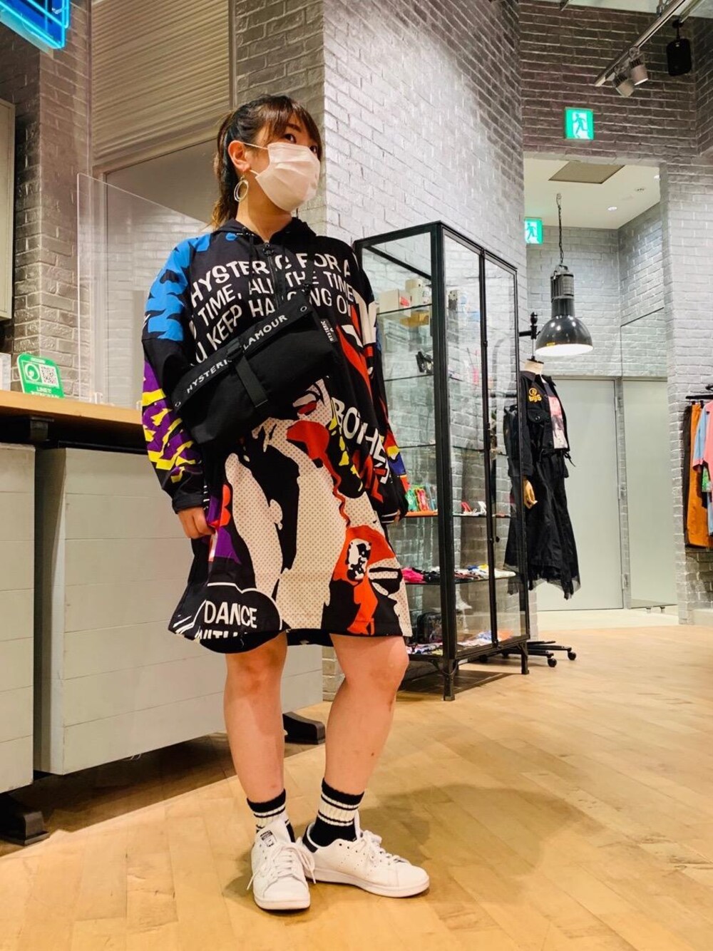 「スニーカー、アウター、ワンピース、ショルダーバッグ、ハーフパンツ、Hysteric Glamour、カジュアルコーデ、ヒステリックグラマー、ストリートコーデ、秋コーデ」｜「HYSTERIC GLAMOURのCORDURA FOLD サコッシュ（トートバッグ、ブラック系）」を使った、AIw0529さん（レディース・158cm）の秋コーディネートの1枚目の写真
