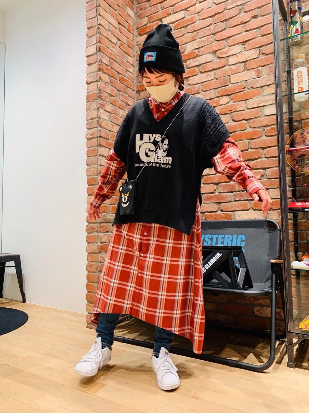 「スニーカー、ワンピース、スキニー、ニットキャップ、長袖シャツ、ニットベスト、Hysteric Glamour、カジュアルコーデ、ヒステリックグラマー、スマホケース」｜「HYSTERIC GLAMOURのKPR加工ストレッチデニム スキニーパンツ（デニムパンツ、ブルー系）」を使った、AIw0529さん（レディース・158cm）の秋コーディネートの1枚目の写真