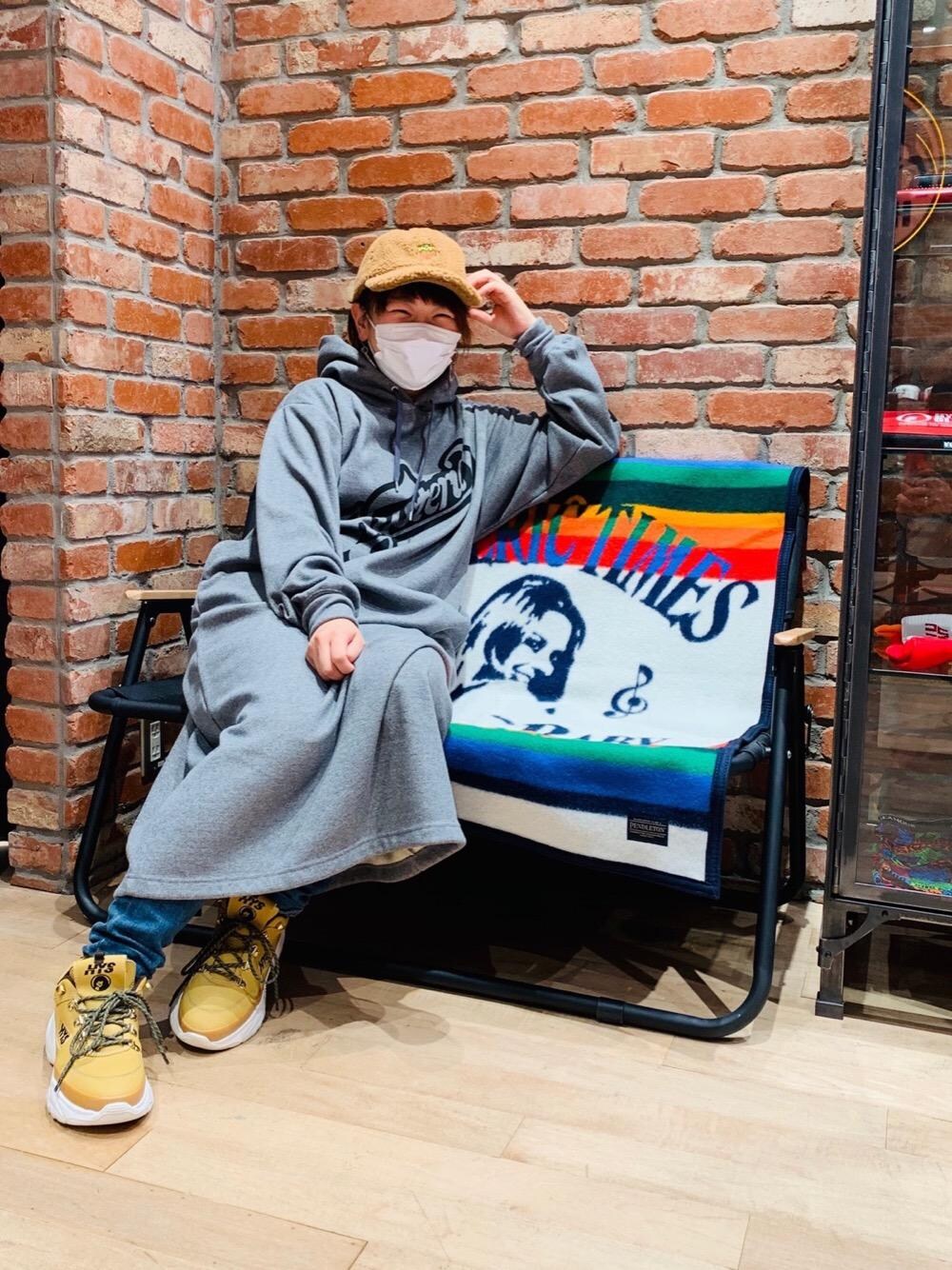 「スニーカー、デニム、ワンピース、キャップ、パーカー、Hysteric Glamour、ブランケット、インテリア、リラックスコーデ、ヒステリックグラマー」｜「HYSTERIC GLAMOURのKPR加工ストレッチデニム スキニーパンツ（デニムパンツ、ブルー系）」を使った、AIw0529さん（レディース・158cm）の秋コーディネートの1枚目の写真