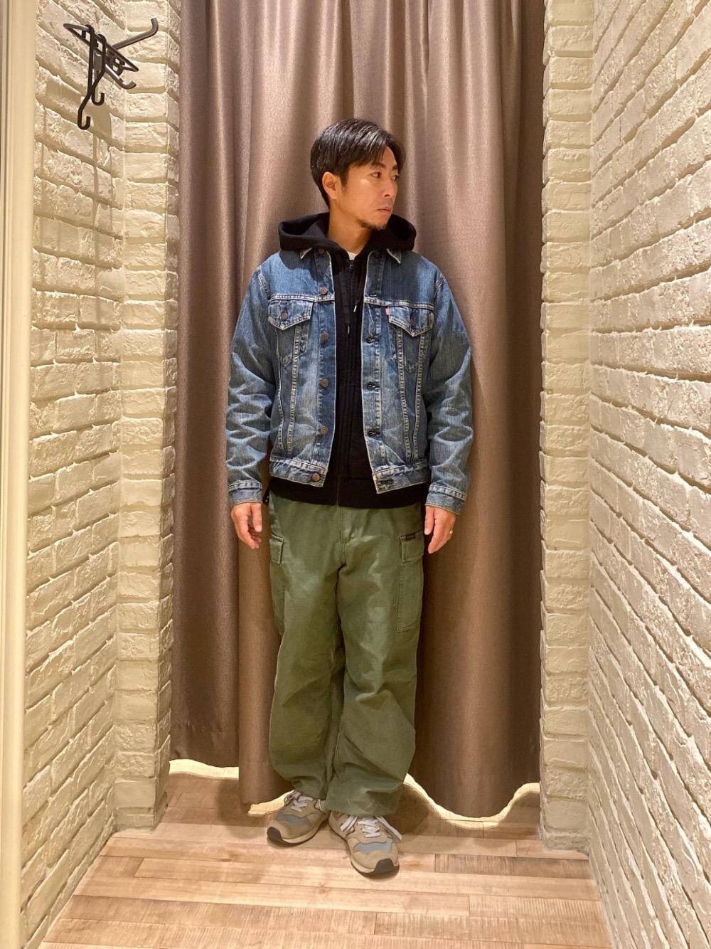 デニムジャケットを使ったショップスタッフの人気ファッション
