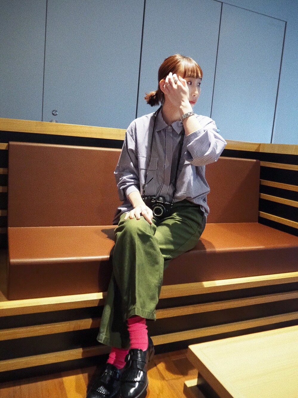 「春、カジュアル、カーキパンツ、ミリタリーパンツ、ストライプシャツ、ローファー×靴下、カメラ女子、メンズライク、ミリタリー、ワイドパンツ」｜「Mila Owenのフラップポケットビックシャツ（シャツ/ブラウス、ブルー系）」を使った、MIKI UCHIKOSHIさん（レディース・158cm）の冬コーディネートの1枚目の写真