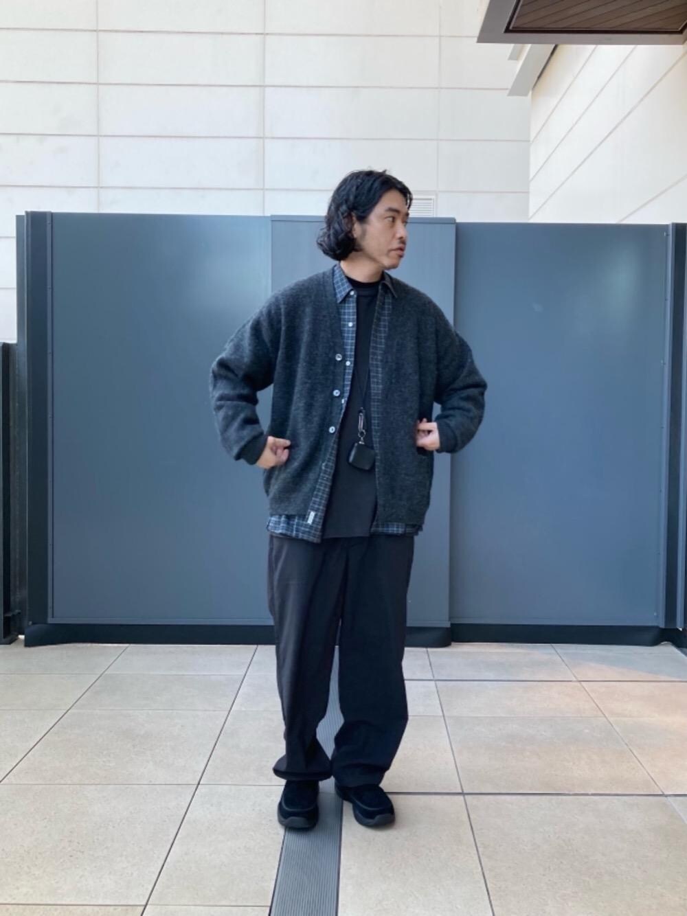 グレー系のシャツ/ブラウス、グレー系のカーディガン/ボレロ、ブラック系のスラックスを着用したメンズの秋コーディネートの1枚目の写真