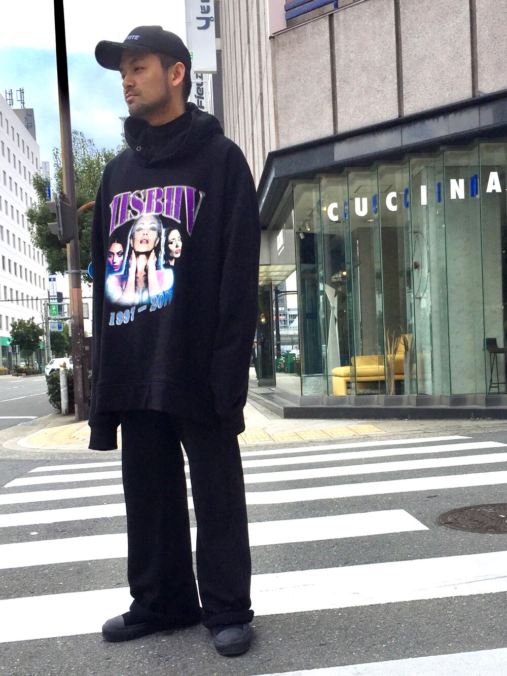 「misbhv、vetements、RAFSIMONS、Julien david、LHP、L.H.P、LHPOSAKA、LHP大阪」｜「MISBHVのアイテム（パーカー、ブラック系）」を使った、LHP大阪店 嶋村さん（メンズ・175cm）の春コーディネートの1枚目の写真