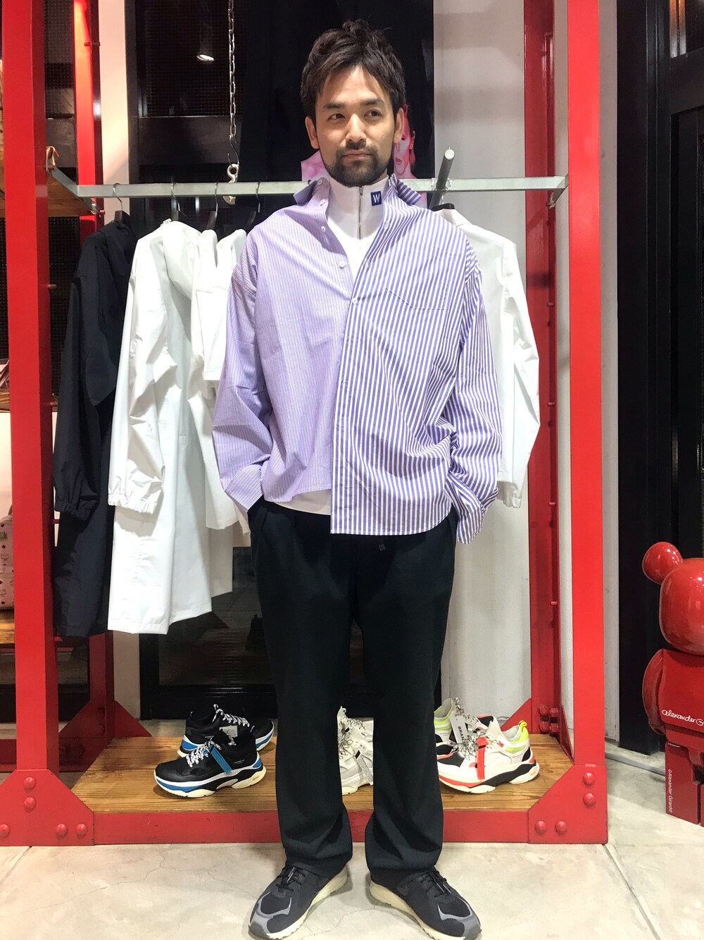 ホワイト系のTシャツ/カットソー、ブルー系のシャツ/ブラウス、ブルー系のシャツ/ブラウスを着用したメンズの冬コーディネートの1枚目の写真