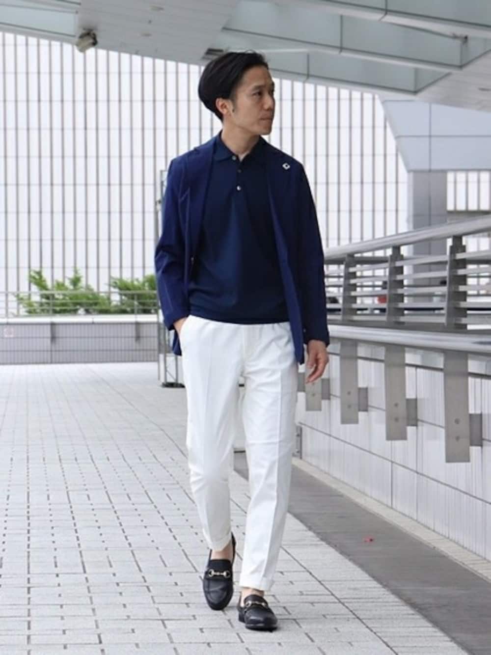 その他のジャケット/アウター、ブルー系のポロシャツ、ホワイト系のその他パンツを着用したメンズの夏コーディネートの1枚目の写真