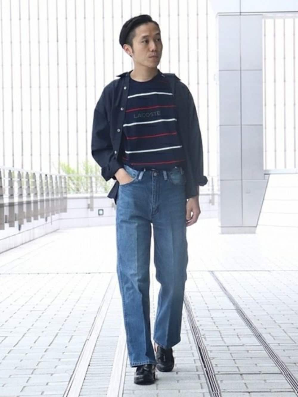 ブルー系のTシャツ/カットソー、ブラック系のその他シューズ、ブルー系のデニムパンツを着用したメンズの夏コーディネートの1枚目の写真