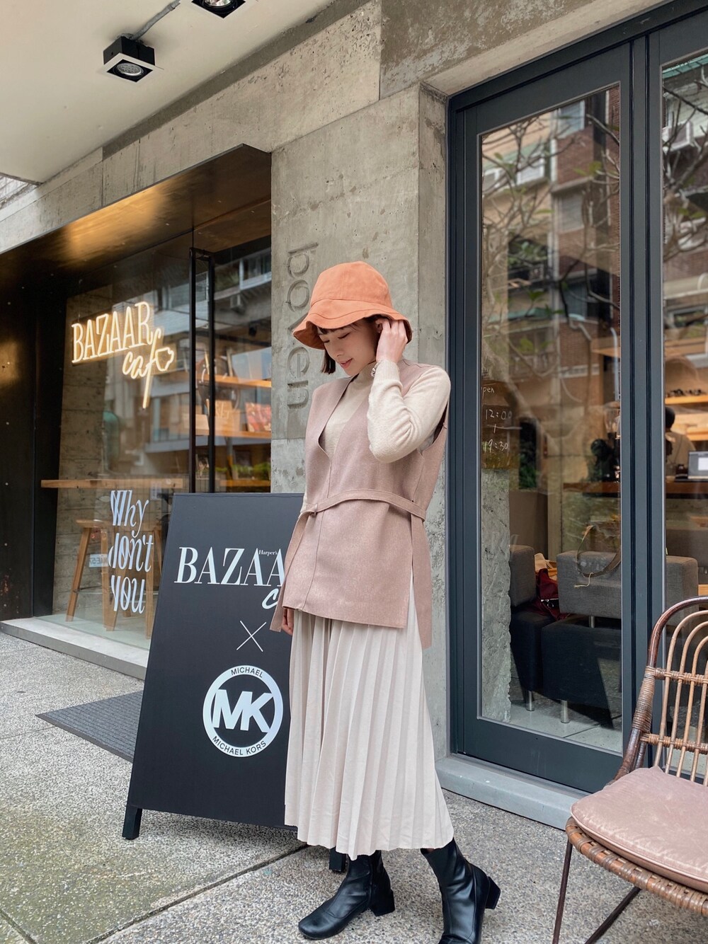 「QUEEN SHOPのアイテム（ダウンベスト、ベージュ系）」を使った、Tina Linさん（レディース・153cm）の冬コーディネートの1枚目の写真