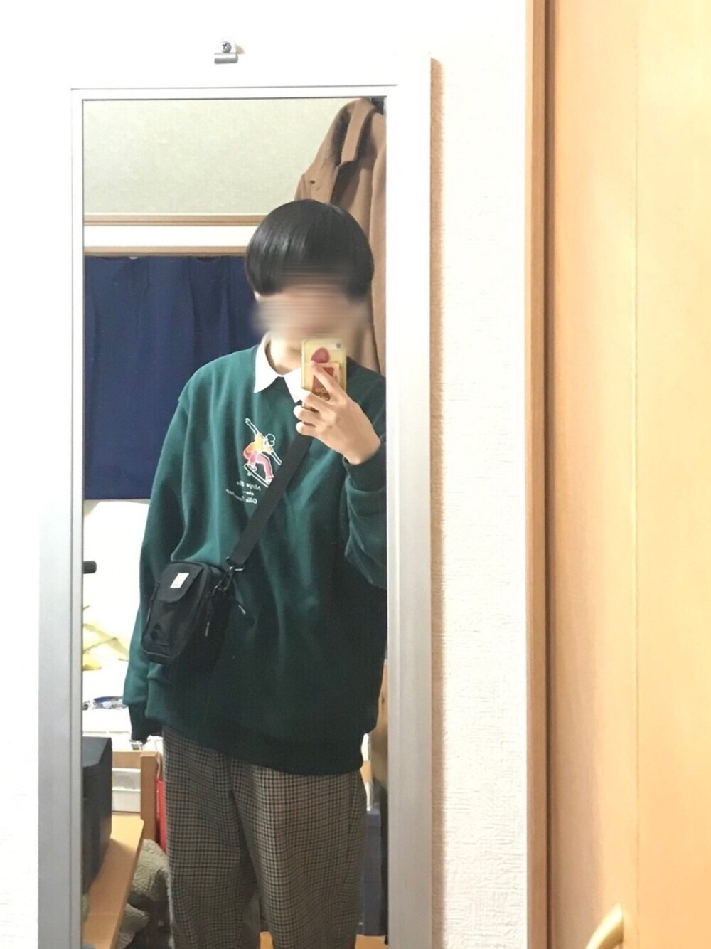 「古着、古着MIX、白シャツ、ゆるコーデ、シャツスタイル、スウェット、おしゃれさんと繋がりたい、シンプル、冬コーデ、シンプルコーデ」｜「Carharttのcarhartt　ESSENTIALSBAG S（ショルダーバッグ、ブラック系）」を使った、なりヤンさん（メンズ・170cm）の冬コーディネートの1枚目の写真