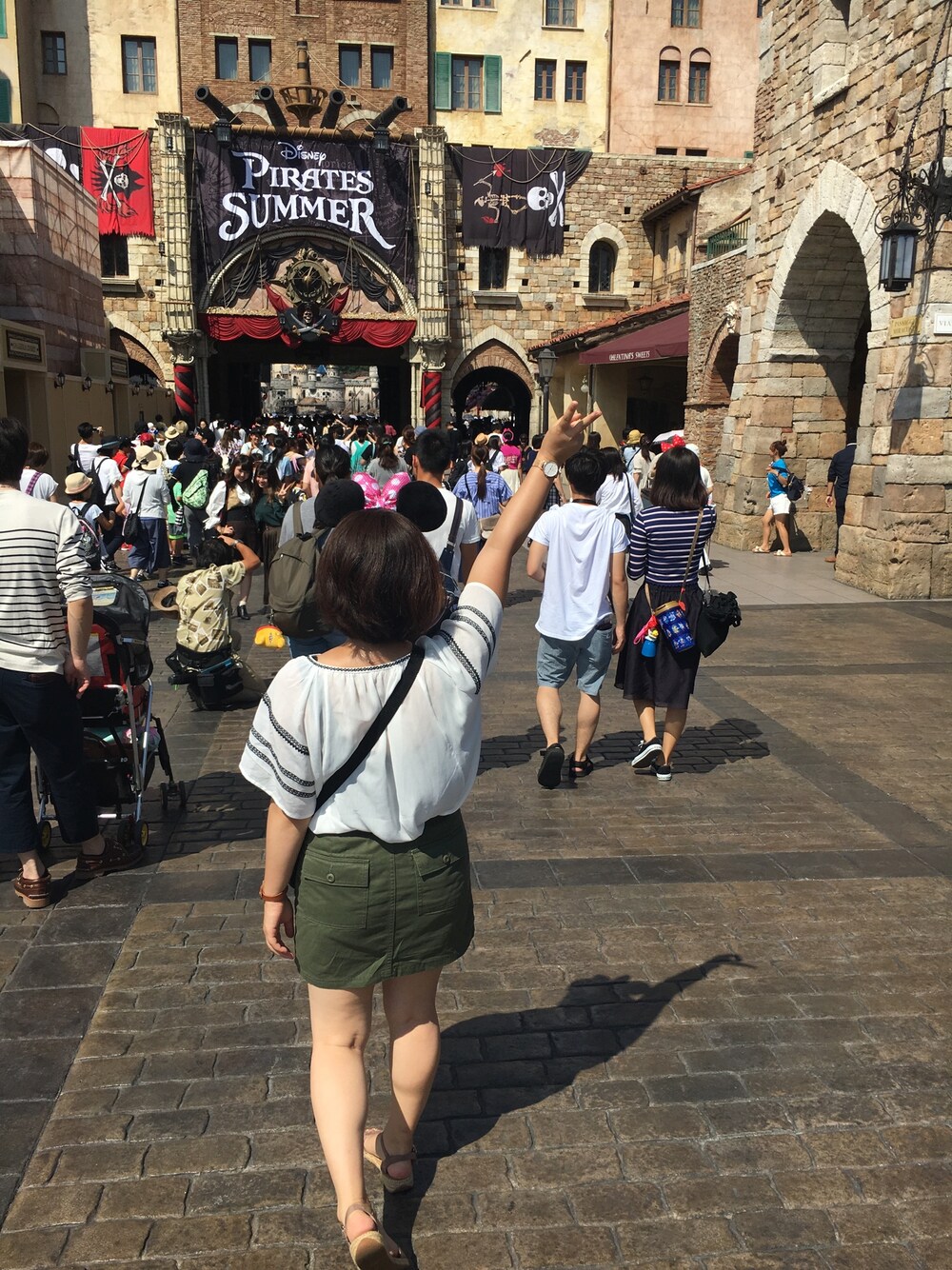 ホワイト系のシャツ/ブラウス、グリーン系のスカート、ブラック系のショルダーバッグを着用したレディースの夏コーディネートの1枚目の写真