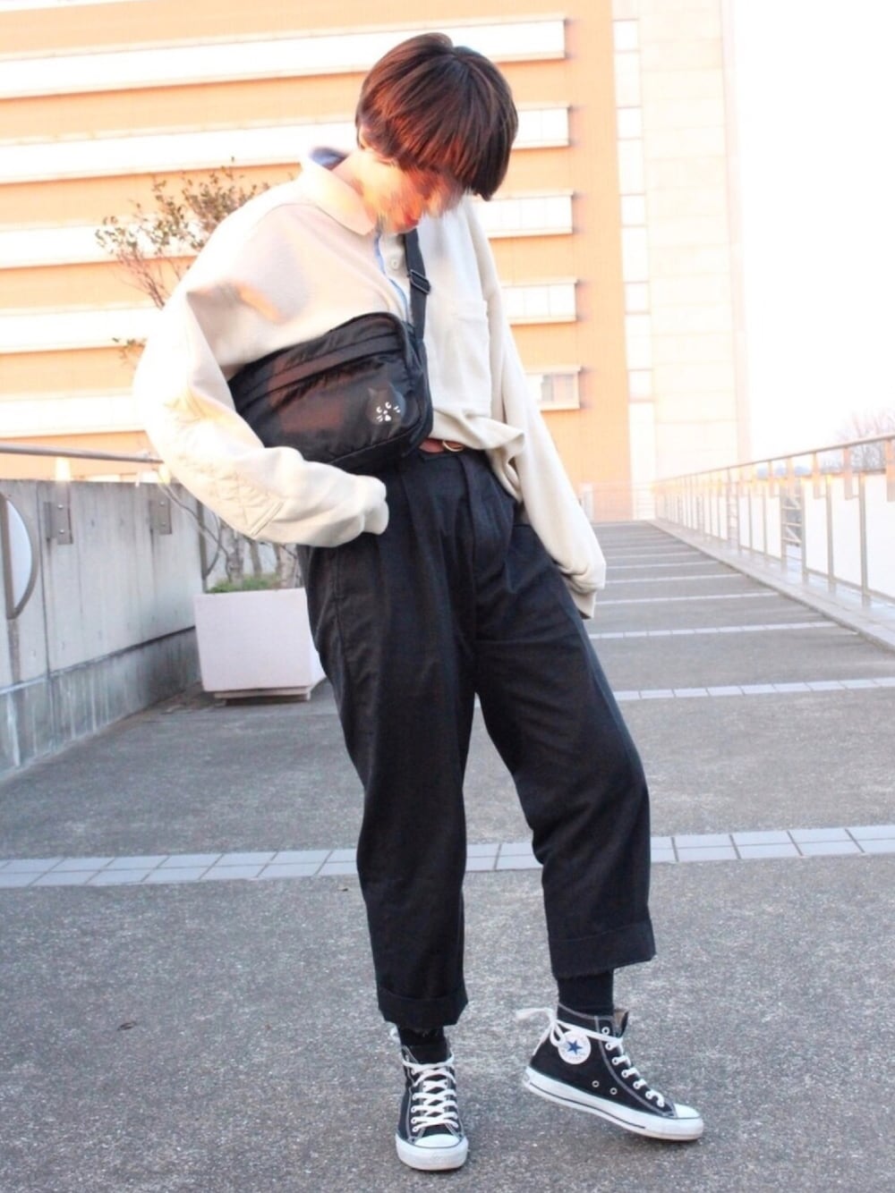 「古着MIX、学校、カジュアルコーデ、ハイカットスニーカー、ツータック、スウェット、黒ソックス、黒ソックス✕黒スニーカー」｜「古着のアイテム（スウェット、ホワイト系）」を使った、しらたまさん（レディース・161cm）の春コーディネートの1枚目の写真